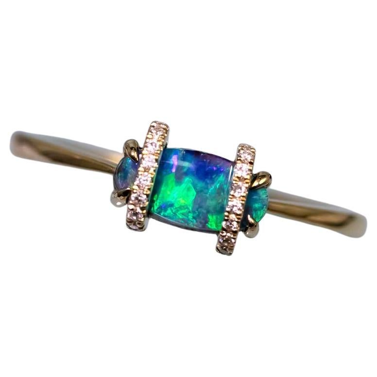 Anello di fidanzamento con opale Boulder blu oceano e diamanti in oro giallo 18 carati