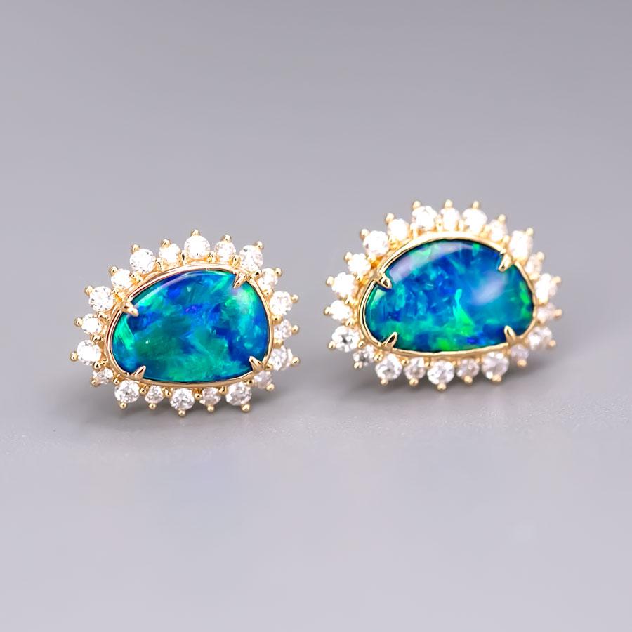 Orecchini a perno Hola in oro giallo 18 carati con opale australiano doppio blu oceano e diamante.


Spedizione nazionale gratuita USPS di prima classe! Borsa o scatola regalo in omaggio con ogni ordine!

L'opale, la regina delle gemme, è una delle