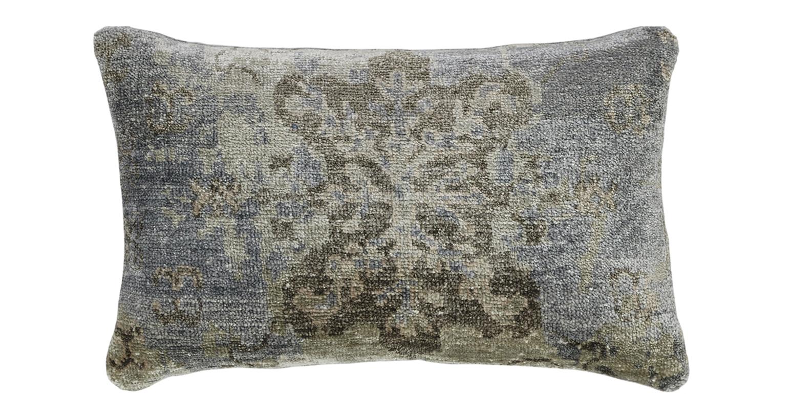 This new accent pillow of East-meets-West design aesthetic showcases a floral design with predominant ocean blue color. 

Hand made, using either 100% premium wool.

This pillow measure: 14