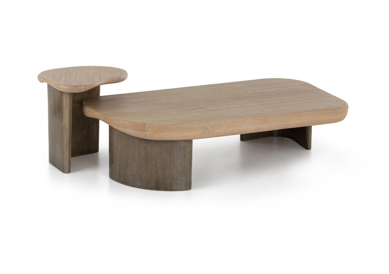 Européen  Table basse, plateau en chêne, base en bois laqué texturé faite à la main, océan en vente