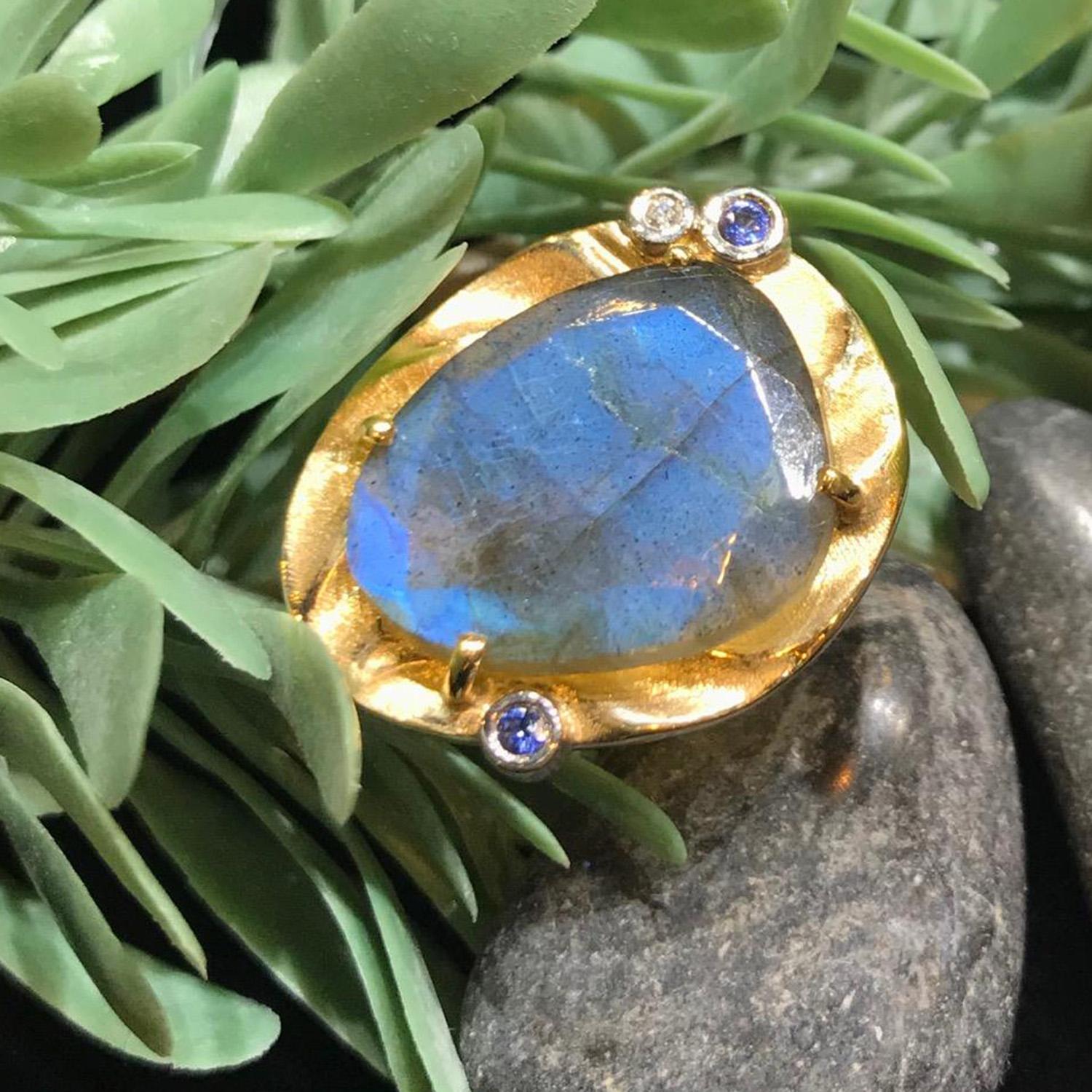 Large Labradorite 14 Karat Yellow Gold Cocktail Ring with Blue Sapphire, Diamond In New Condition For Sale In New York, NY
