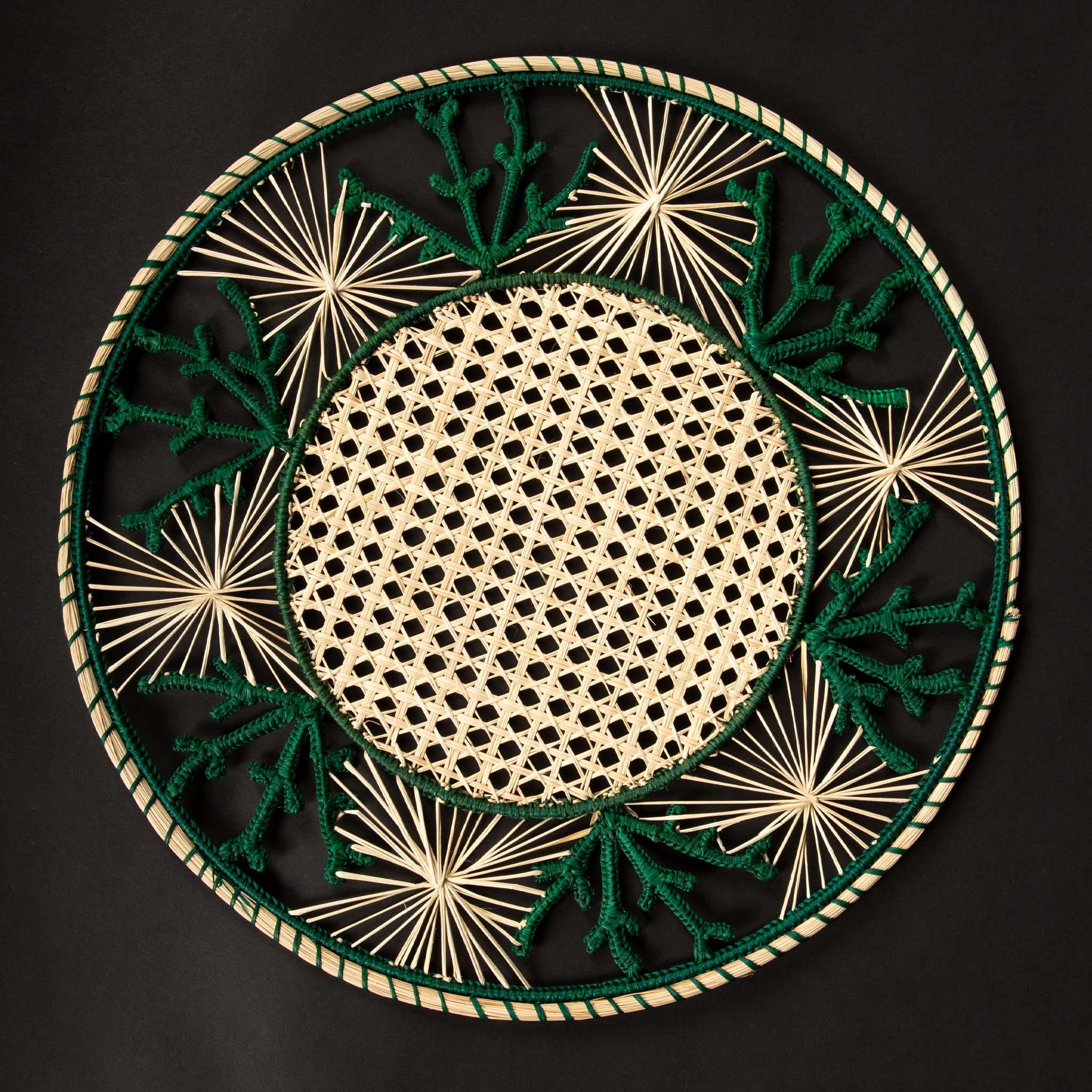 Ocean Elegance: Forest Green Coral Placemats, 15.5 In New Condition In New York, NY