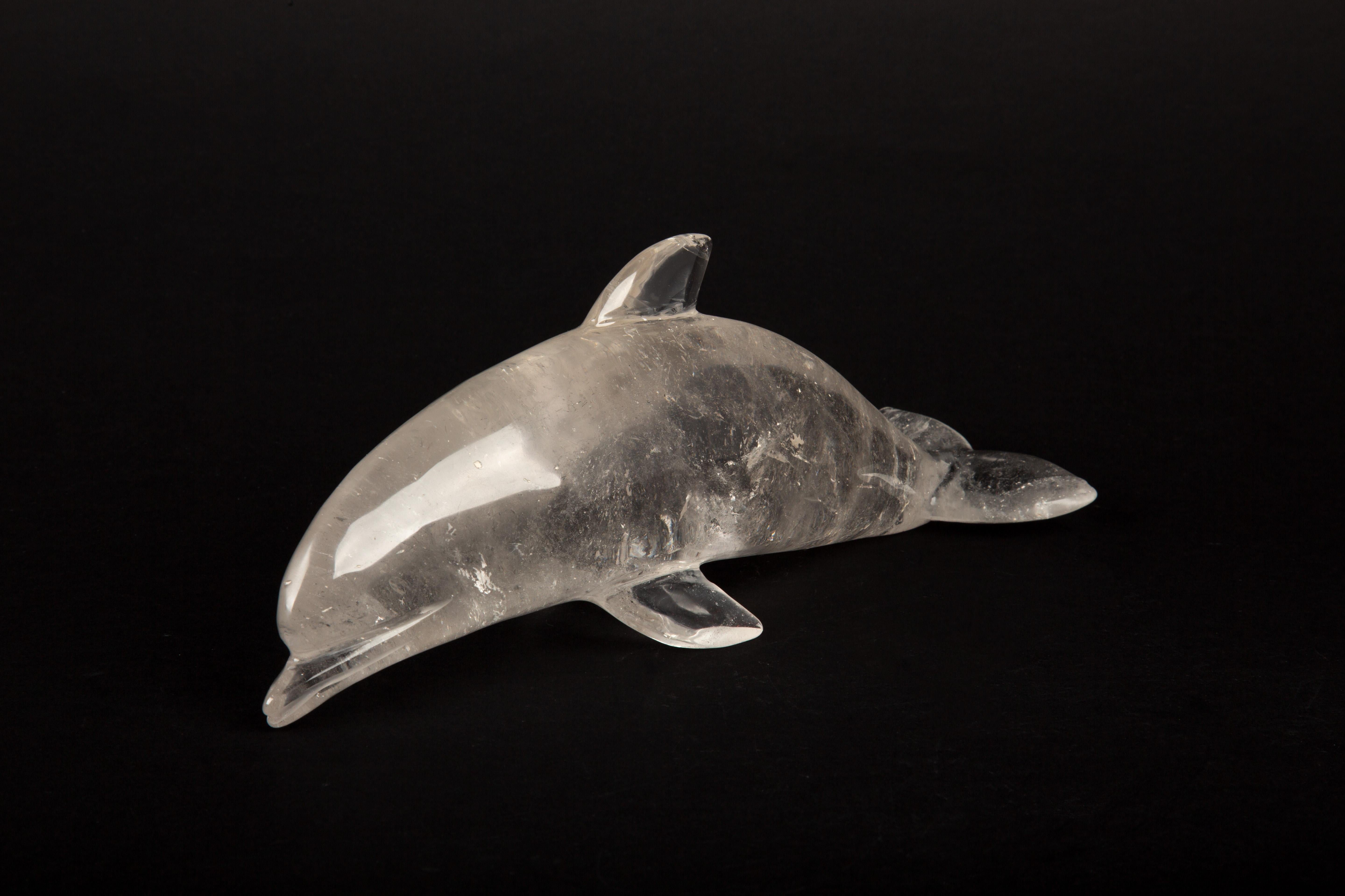 Eleganza oceanica: Delfino in cristallo di rocca intagliato a mano In condizioni Nuovo in vendita a New York, NY