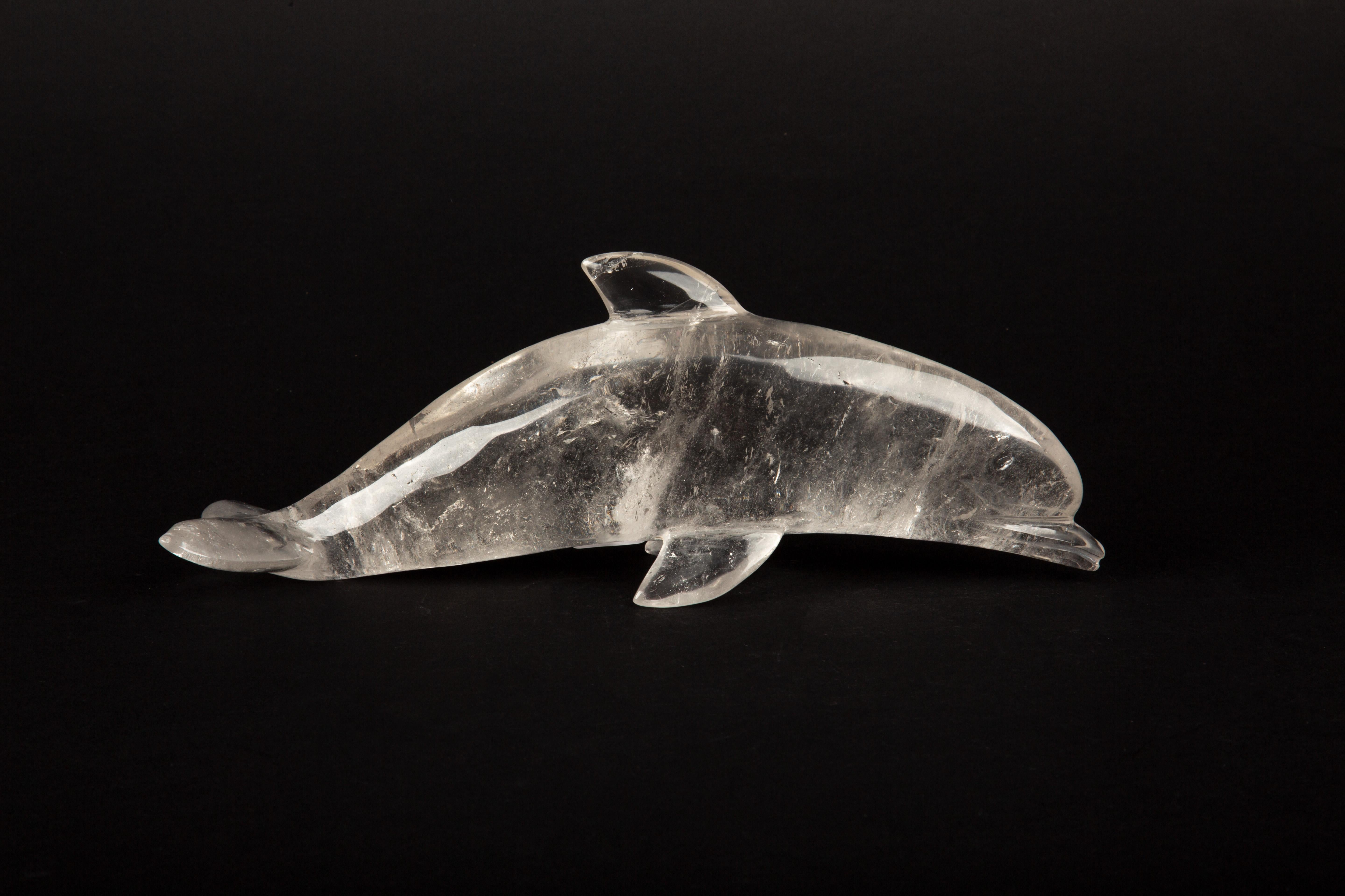 XXI secolo e contemporaneo Eleganza oceanica: Delfino in cristallo di rocca intagliato a mano in vendita