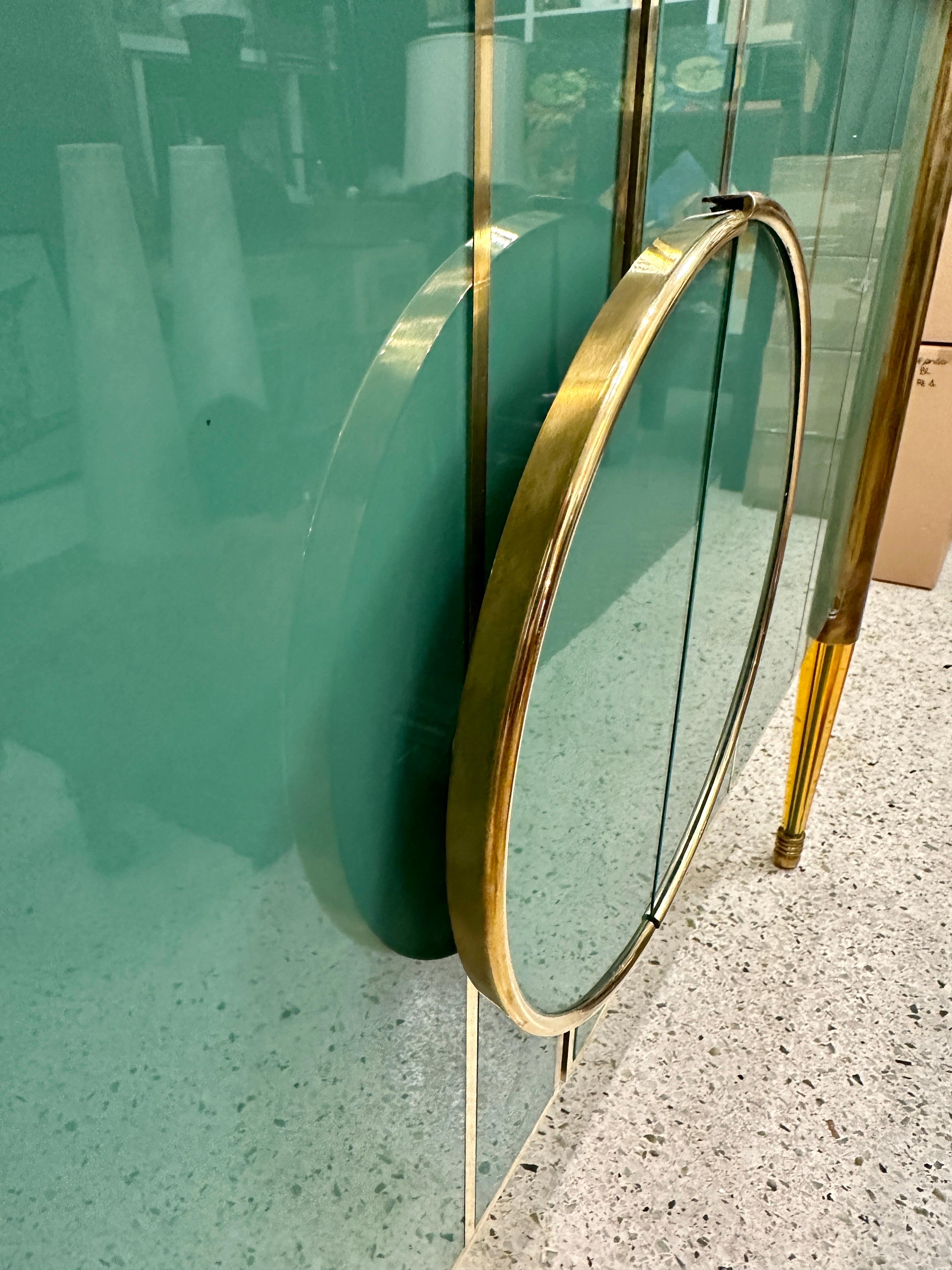 Zweitüriger Schrank aus ozeangrün lackiertem Muranoglas und Messing (ZWEI VERFÜGBAR) (Glas) im Angebot