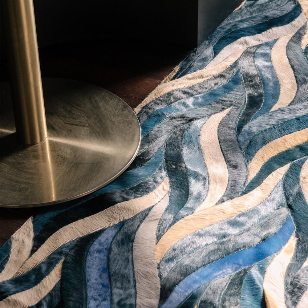 Ozean inspirierter anpassbarer blauer Onda-Teppich aus Rindsleder XLarge im Angebot 4