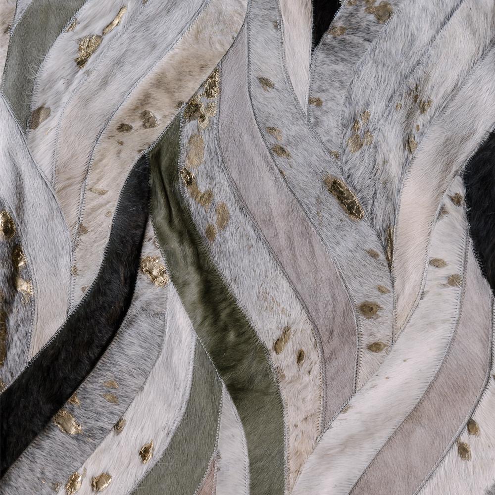 Lassen Sie sich von der Schönheit der Natur verzaubern - mit dem Onda in Olive, der eine atemberaubende erdige Farbpalette mit subtilen Schattierungen von Olivgrün, natürlichen Grautönen und zeitlosem Schwarz bietet. Dieser exquisite Teppich ist mit