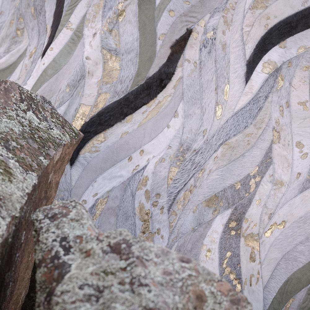 Ozean inspirierter anpassbarer olivfarbener Onda-Teppich aus Rindsleder XLarge im Angebot 6