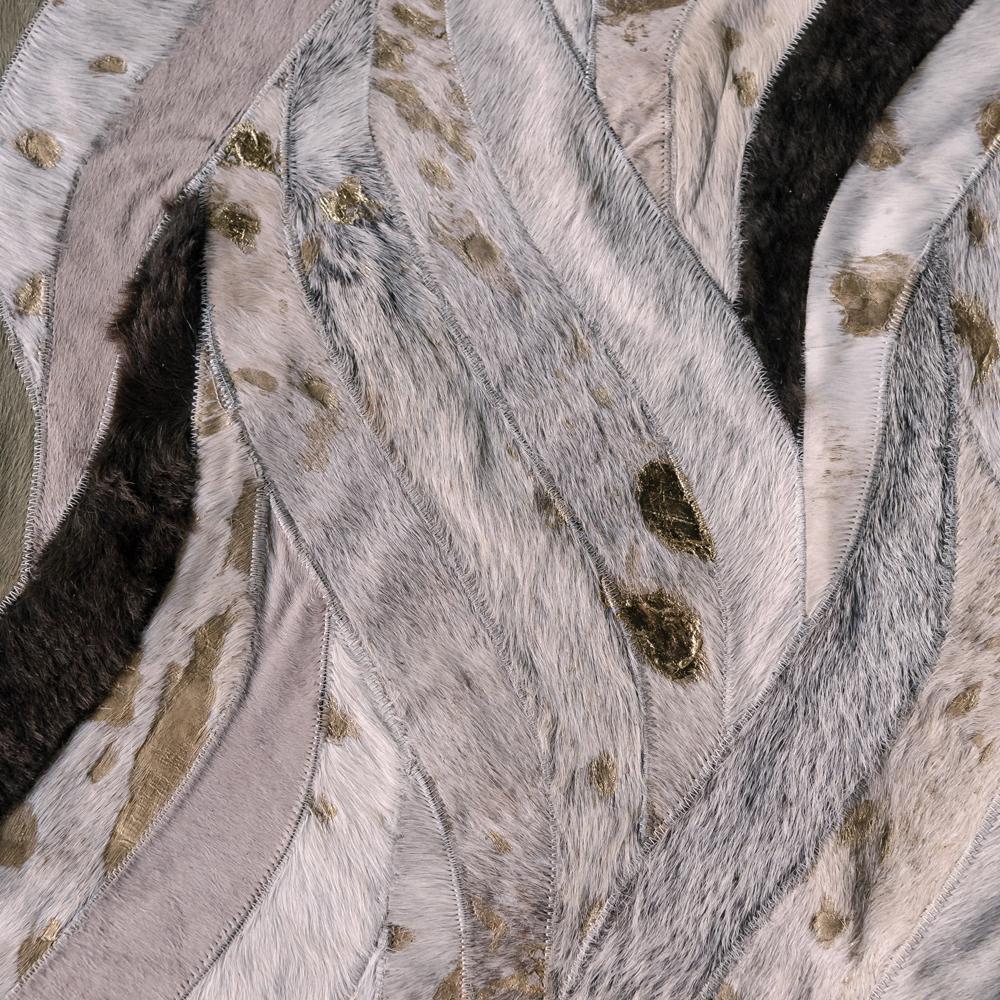 Ozean inspirierter anpassbarer olivfarbener Onda-Teppich aus Rindsleder XLarge (Maschinell gefertigt) im Angebot
