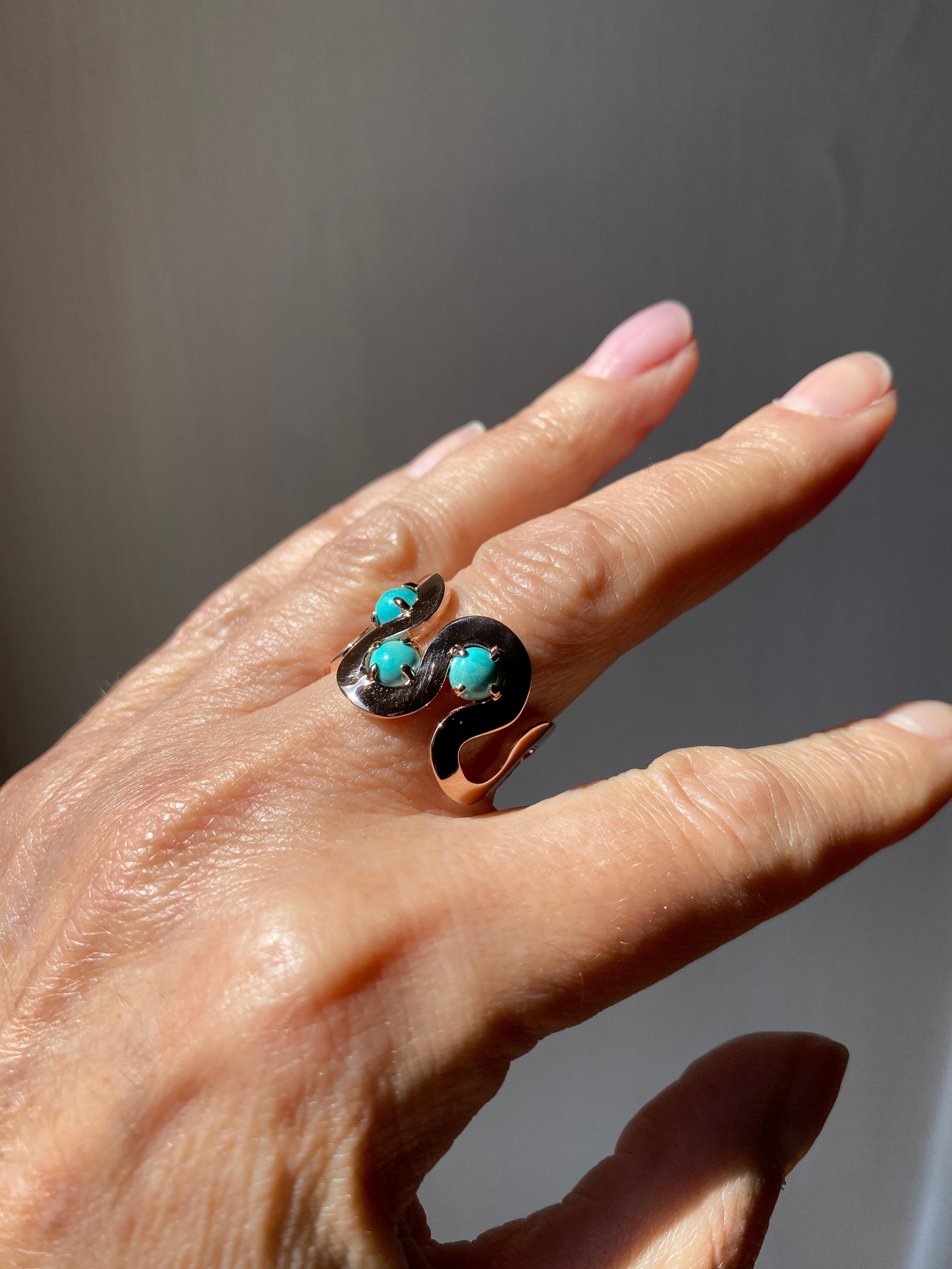 Art Deco Ocean-Inspired Gold Wave Band Ring Handcrafted in Italy with Turquoise Trilogy For Sale