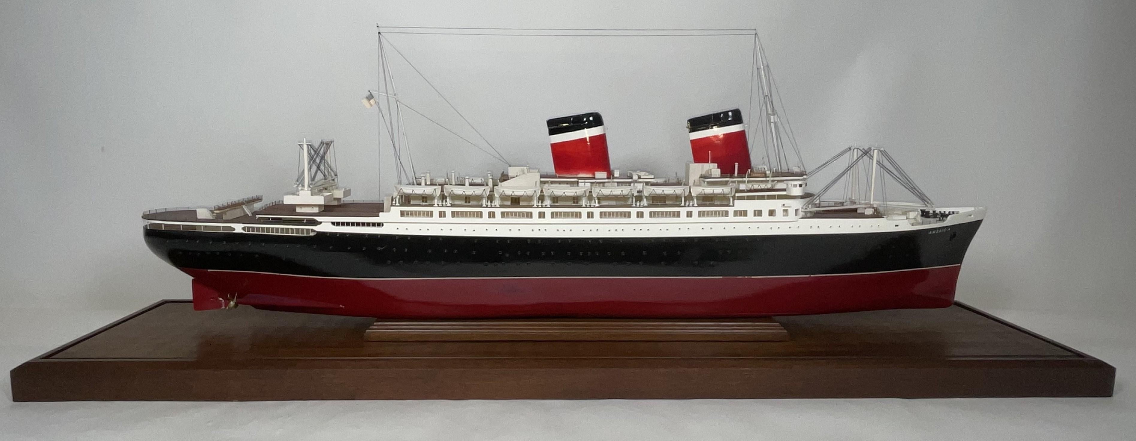 Modèle en coffret du paquebot de croisière America de la compagnie United States Lines. Peint dans la livrée de l'entreprise, rouge, noir et blanc. Il a été lancé en 1940, construit à Newport News. Superbe modèle très détaillé, monté sur un socle en