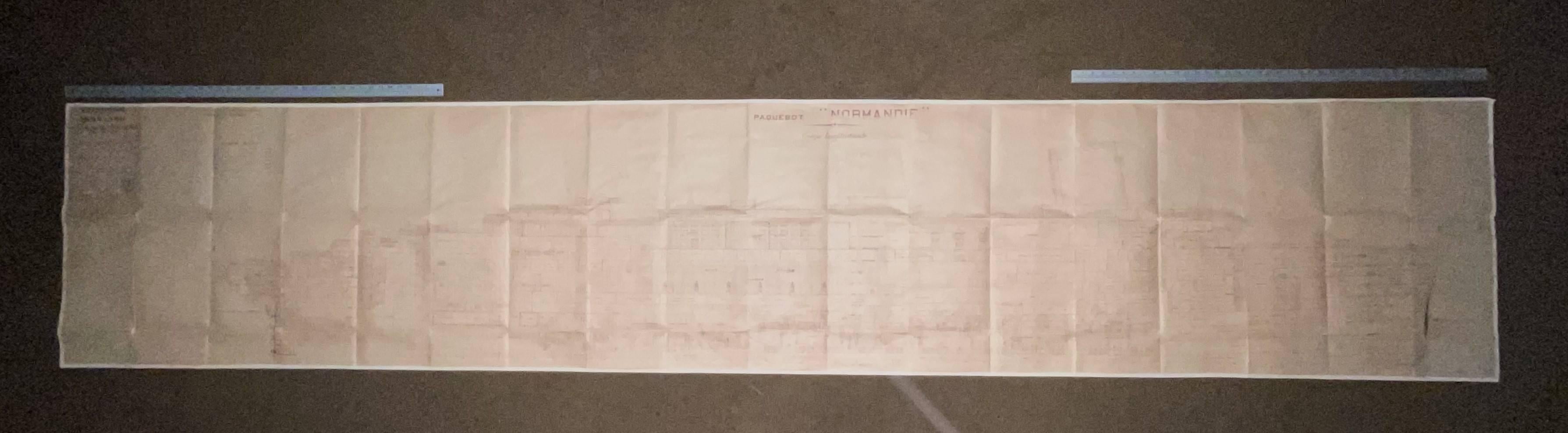 Super super rare plan de onze pieds du paquebot Normandie. Il s'agit d'un plan en papier posé sur du lin. Quelques fentes. Pièce rare intitulée 