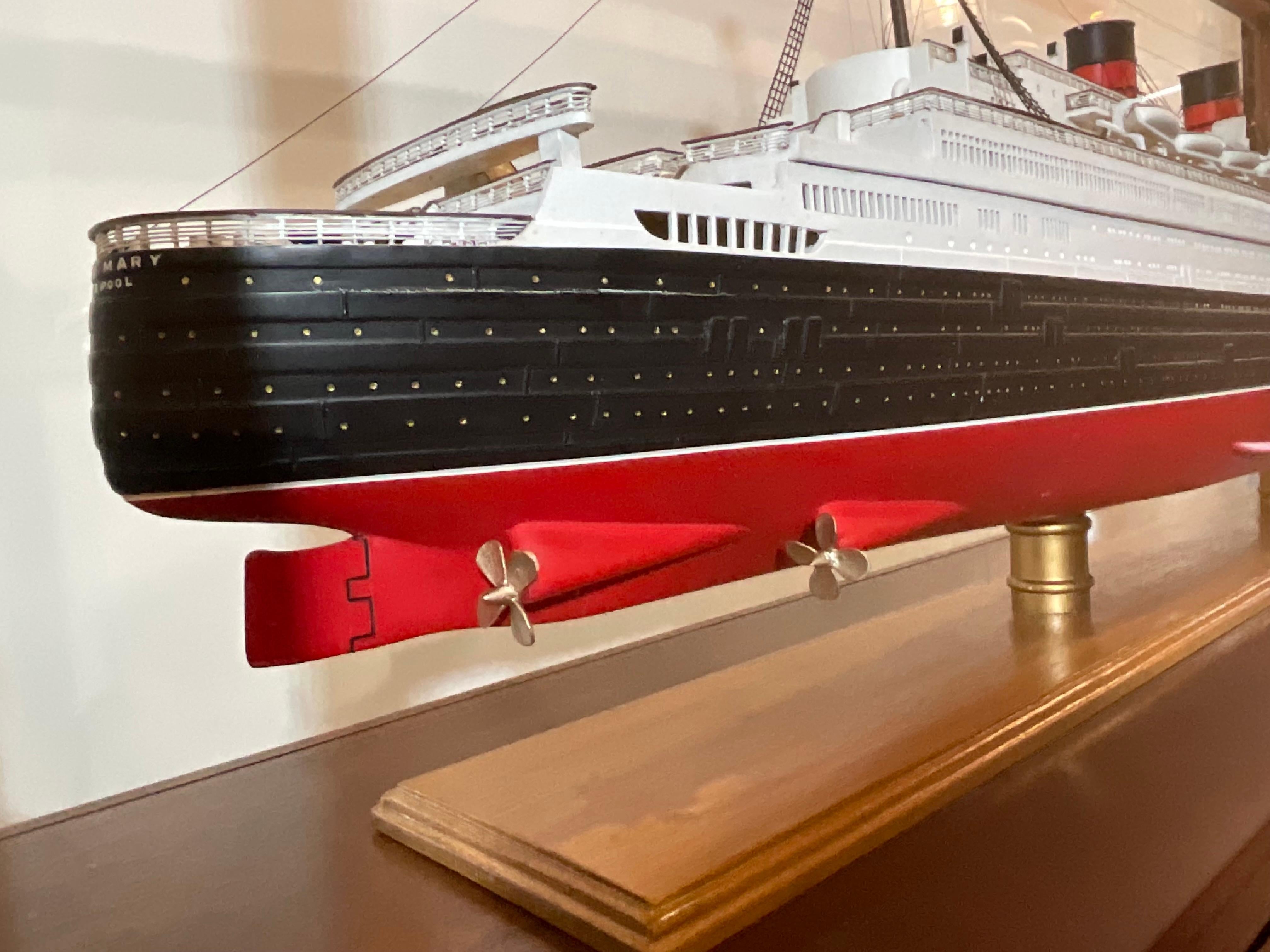 Modèle de bateau Queen Mary en lin océan en vente 4