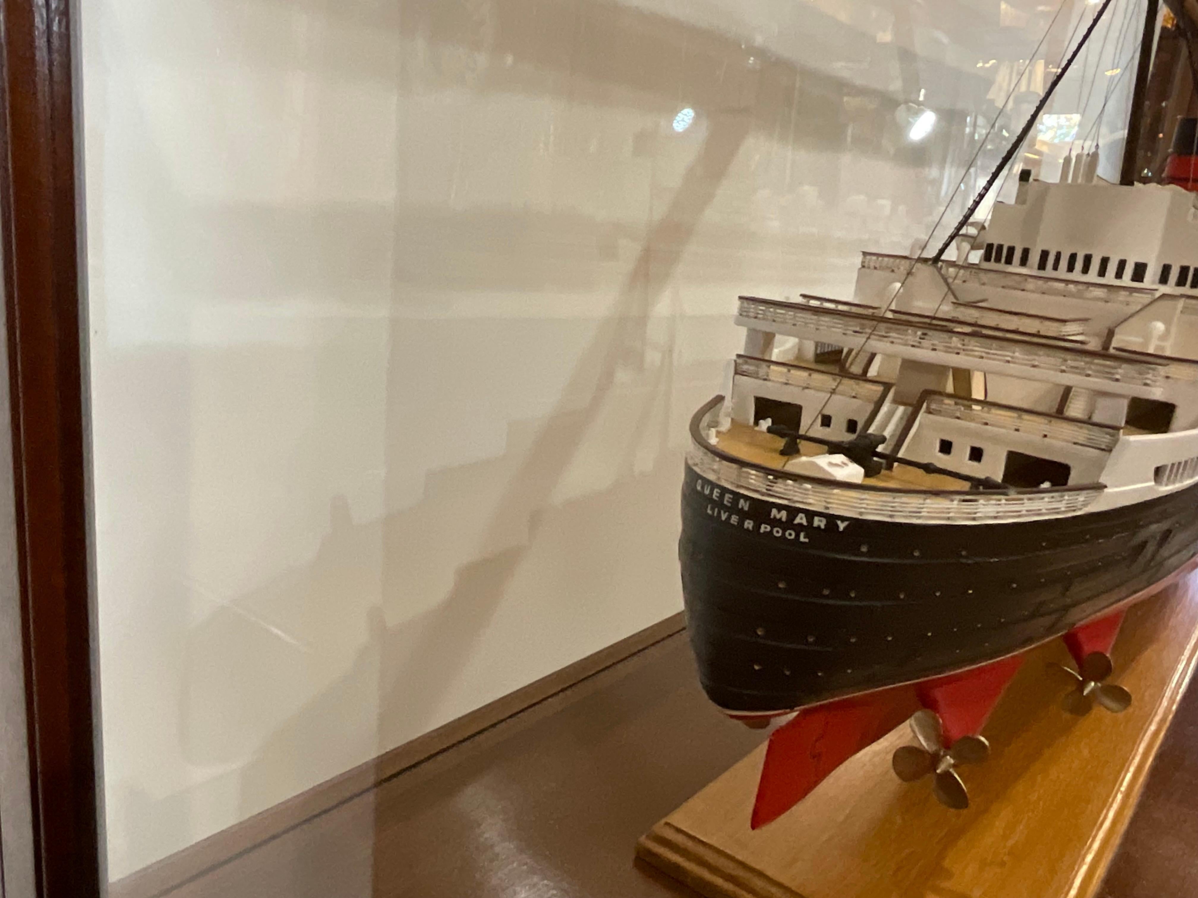 Modèle de bateau Queen Mary en lin océan en vente 6