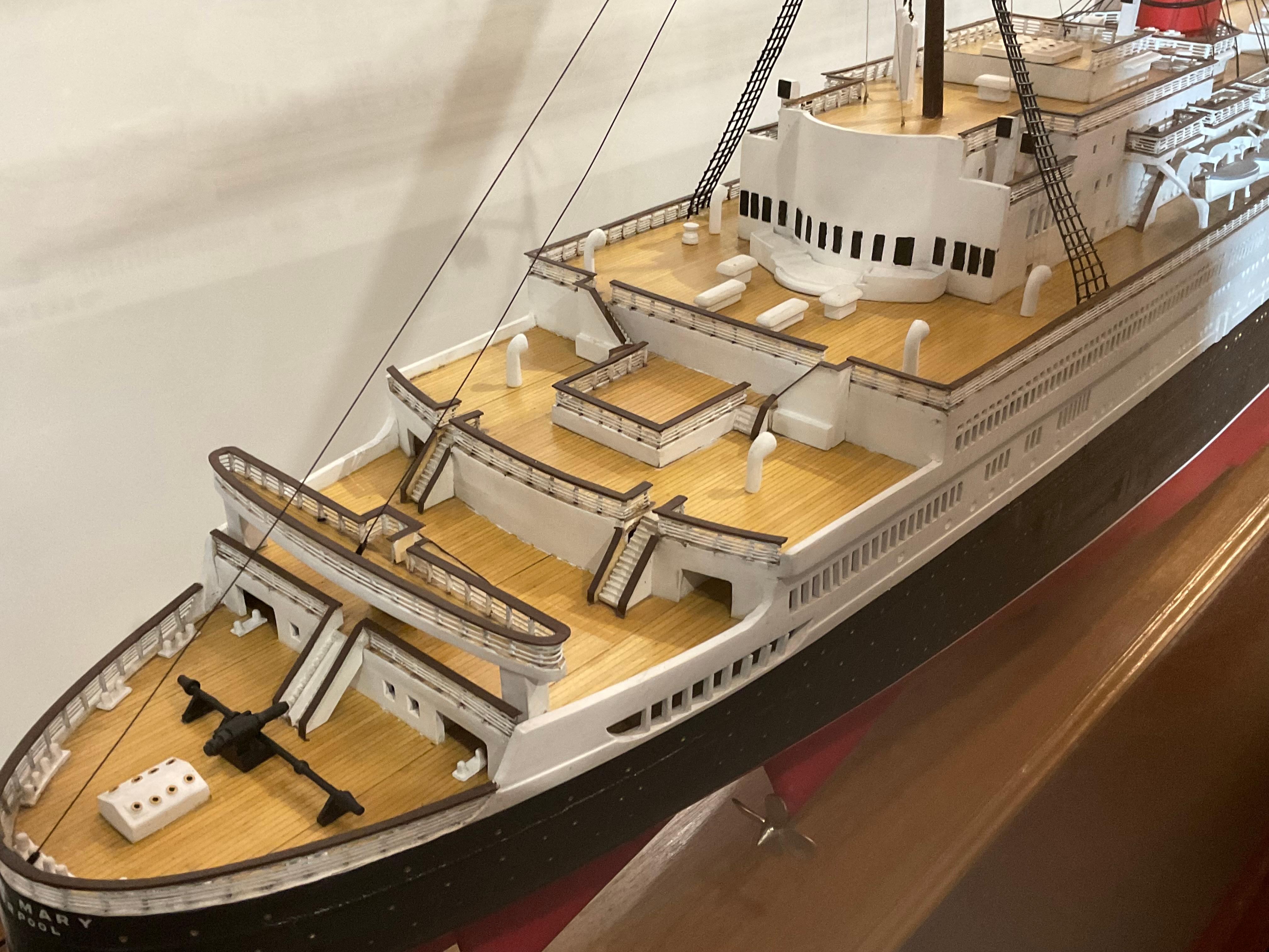 Modèle de bateau Queen Mary en lin océan en vente 8