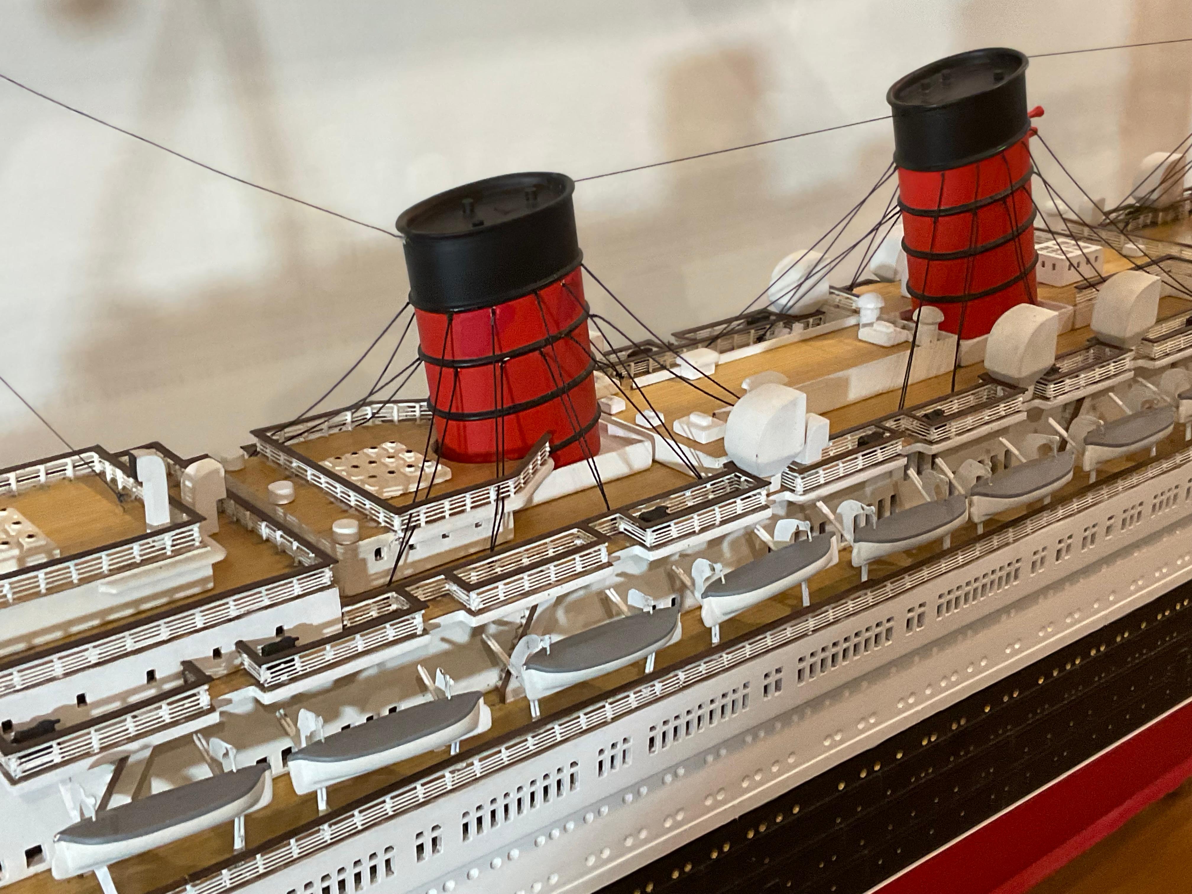 Modèle de bateau Queen Mary en lin océan en vente 11
