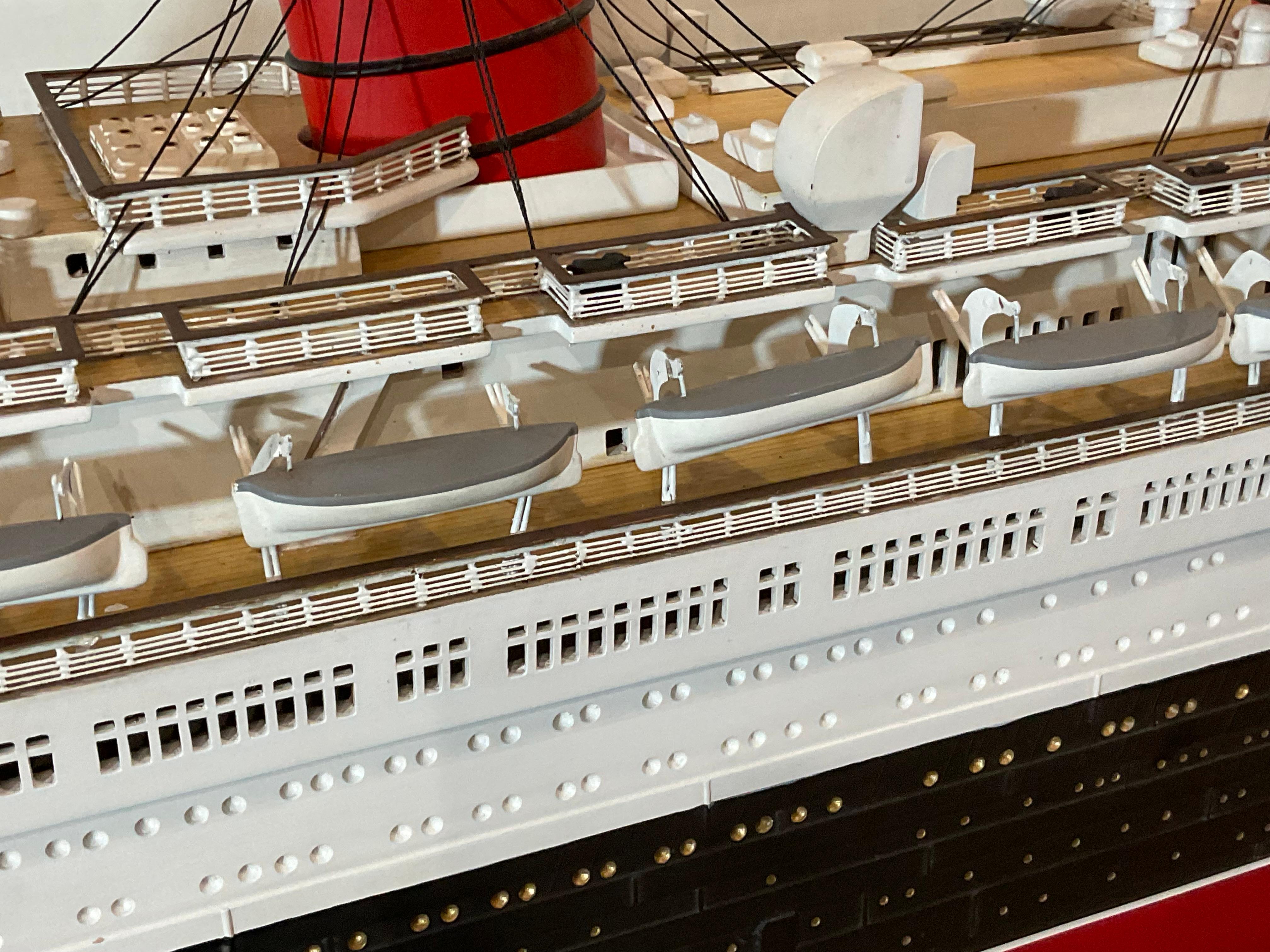 Modèle de bateau Queen Mary en lin océan en vente 13