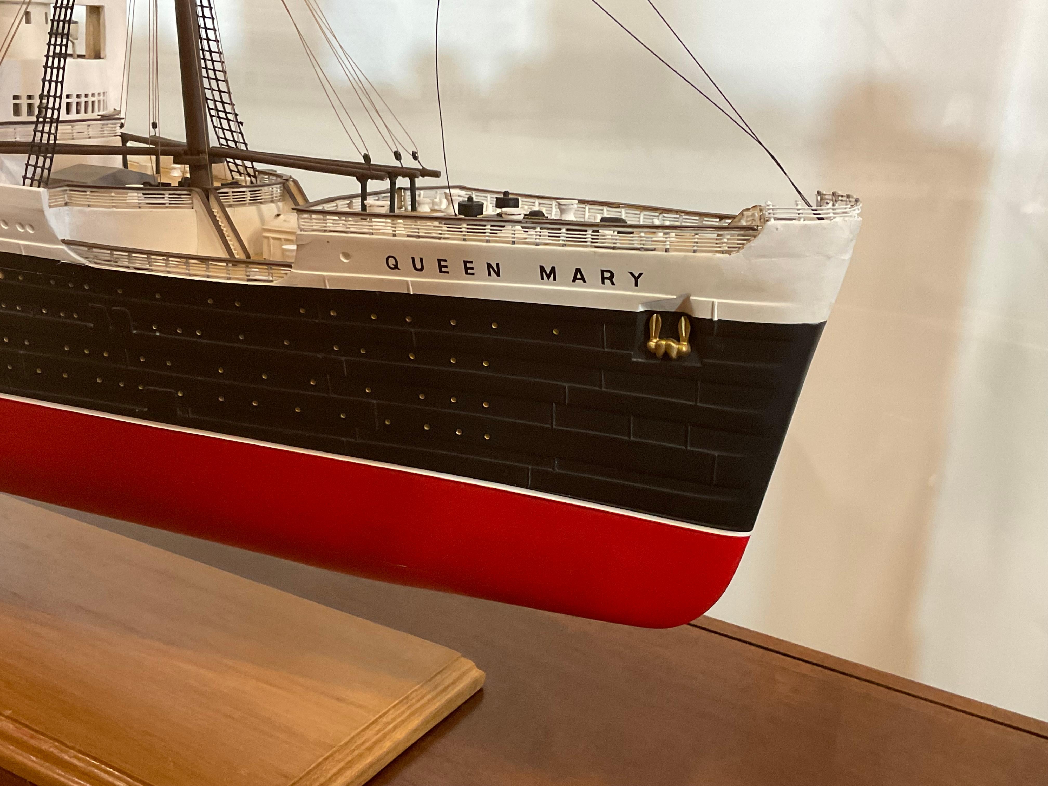 Nord-américain Modèle de bateau Queen Mary en lin océan en vente