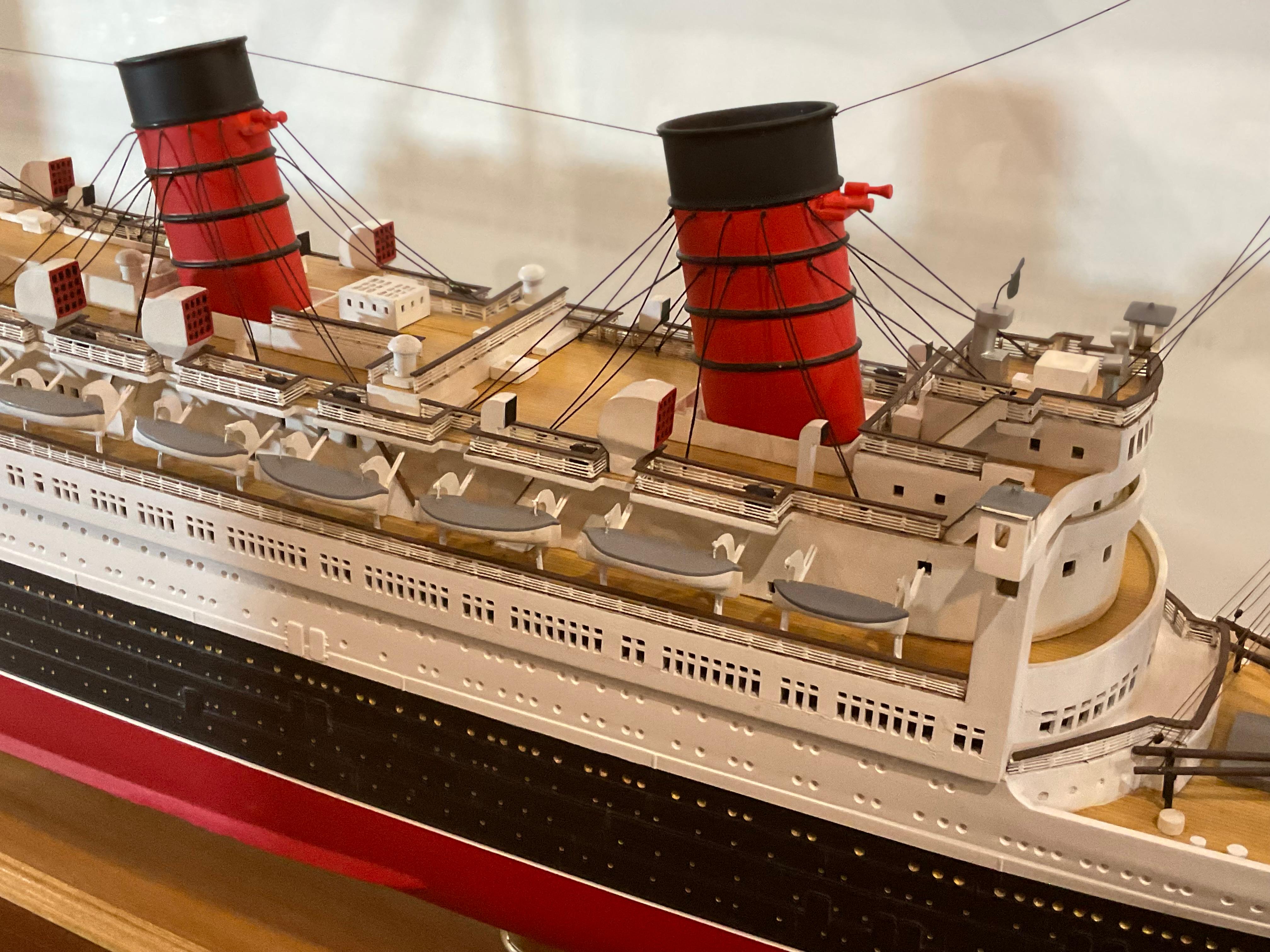 Bois Modèle de bateau Queen Mary en lin océan en vente