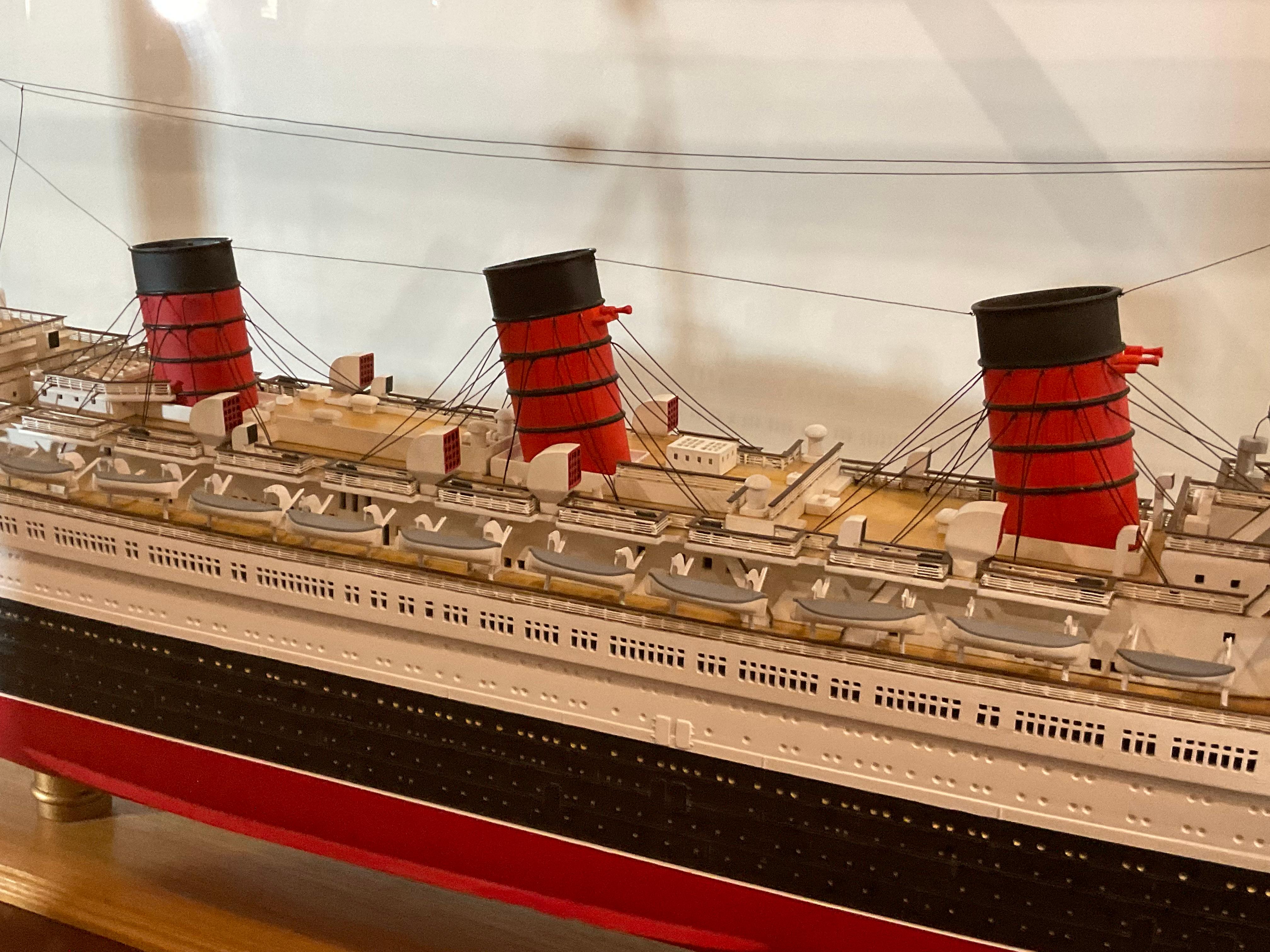 Modèle de bateau Queen Mary en lin océan en vente 1