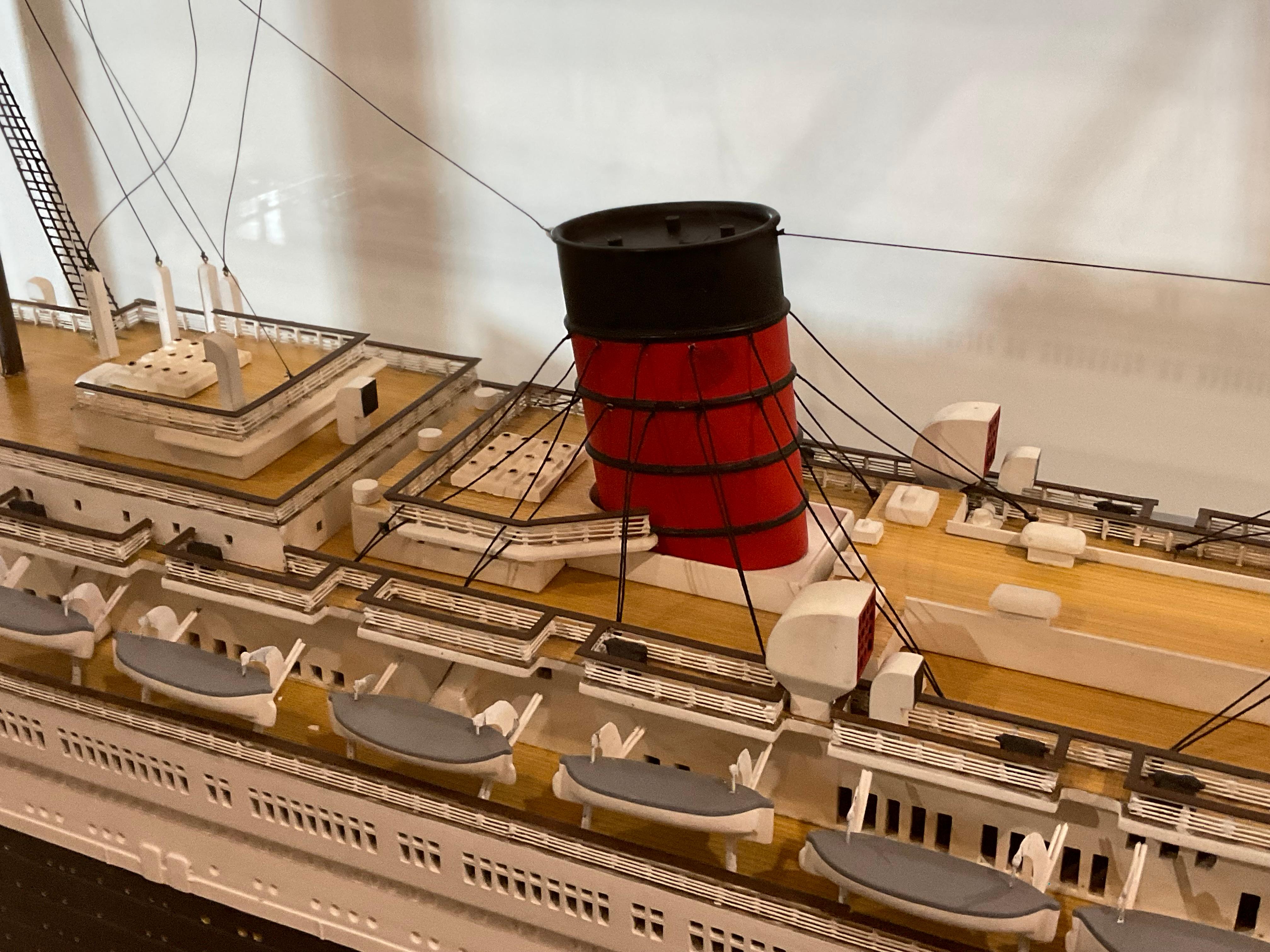 Modèle de bateau Queen Mary en lin océan en vente 3