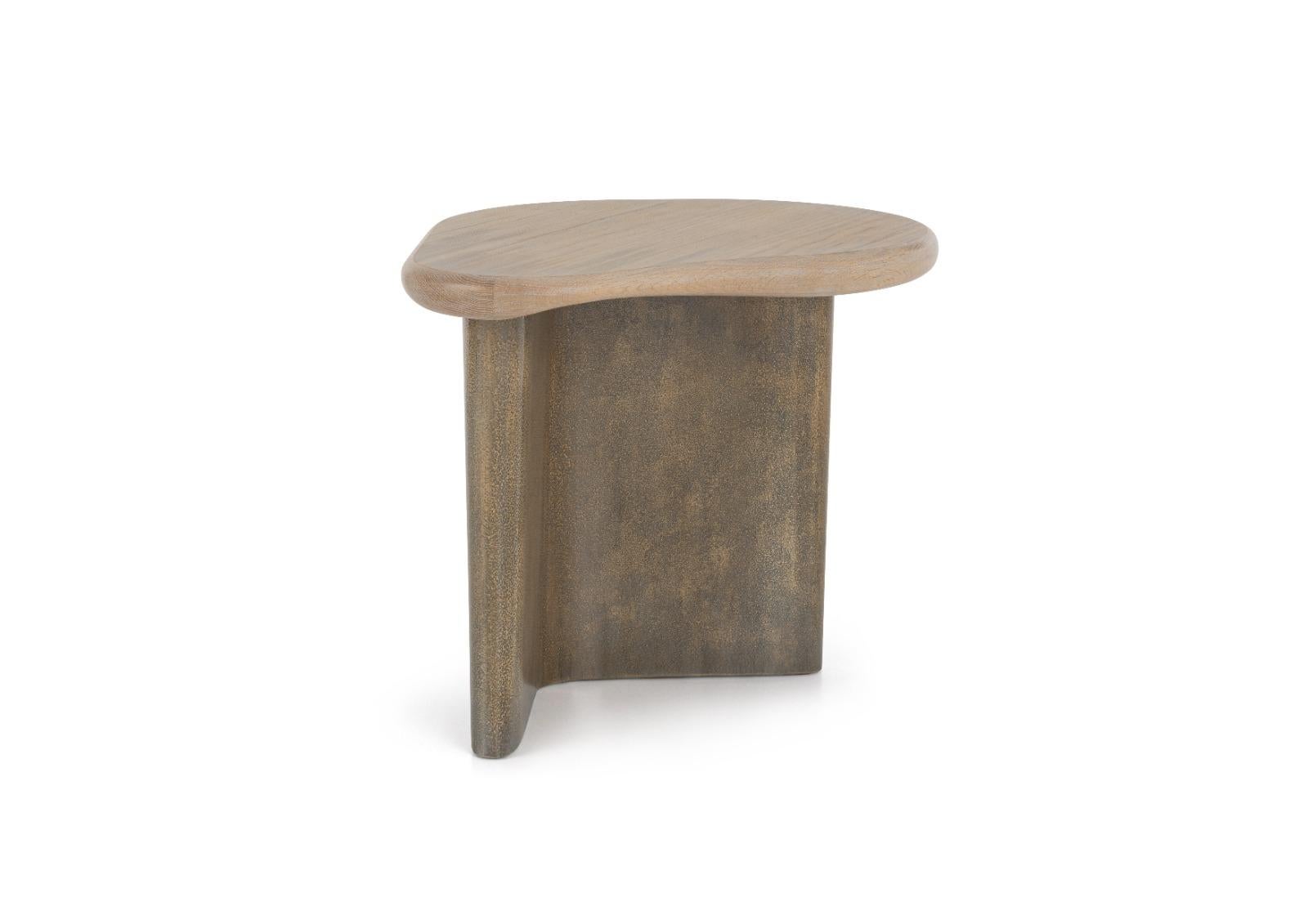 Moderne Table basse, plateau en chêne, base en bois laqué texturé faite à la main, océan en vente