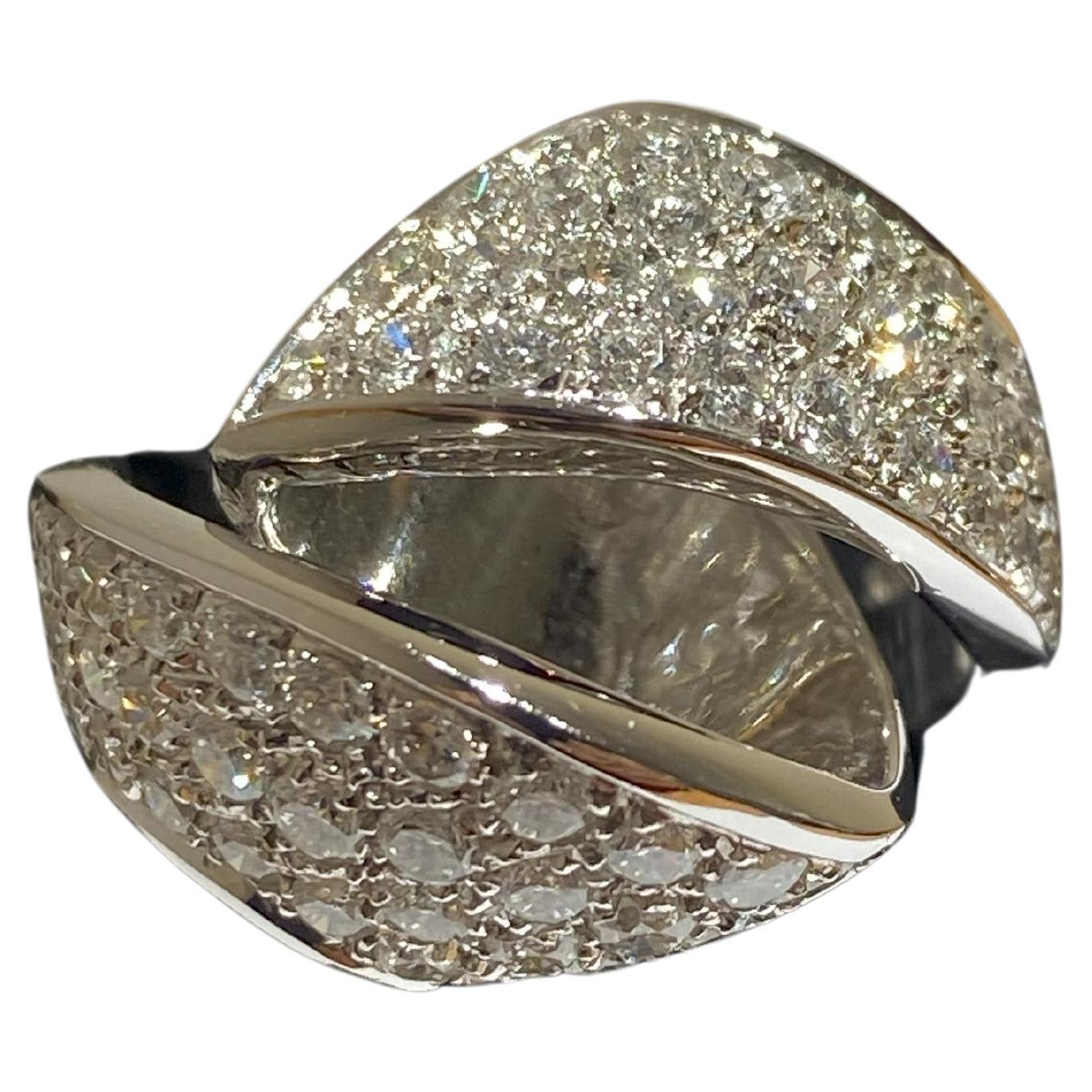 Cette bague en or blanc est un hommage puissant à la puissante vague de l'océan, capturant la force et la perfection grâce aux diamants qui étincellent comme le mouvement perpétuel de la mer. Méticuleusement fabriquée par le célèbre joaillier