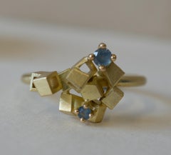 Anillo «Ocean Treasure Cluster» en oro amarillo de 18 quilates y zafiro antiguo, de Alma Sophia