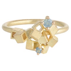 Anillo «Ocean Treasure Cluster» en oro amarillo de 18 quilates y zafiro antiguo, de Alma Sophia