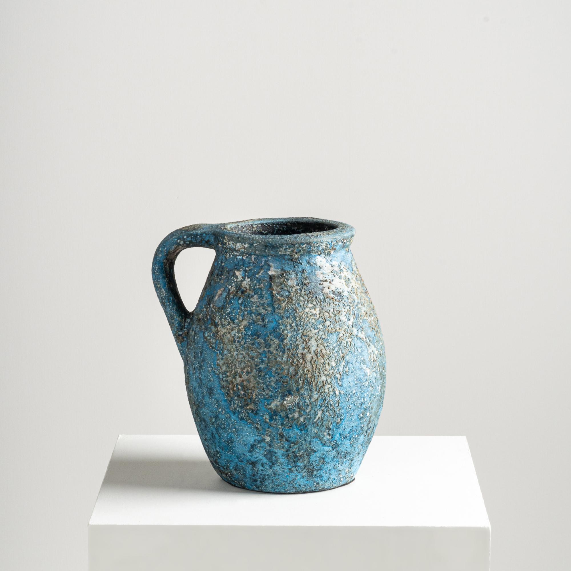 Il vaso Ocean, con una forma delicata, eleva discretamente le vignette con dettagli strutturati. Realizzato a mano in terracotta, irradia un fascino rustico, infondendo un'essenza giocosa e allo stesso tempo elegante alla sua presenza.

Grazie alla