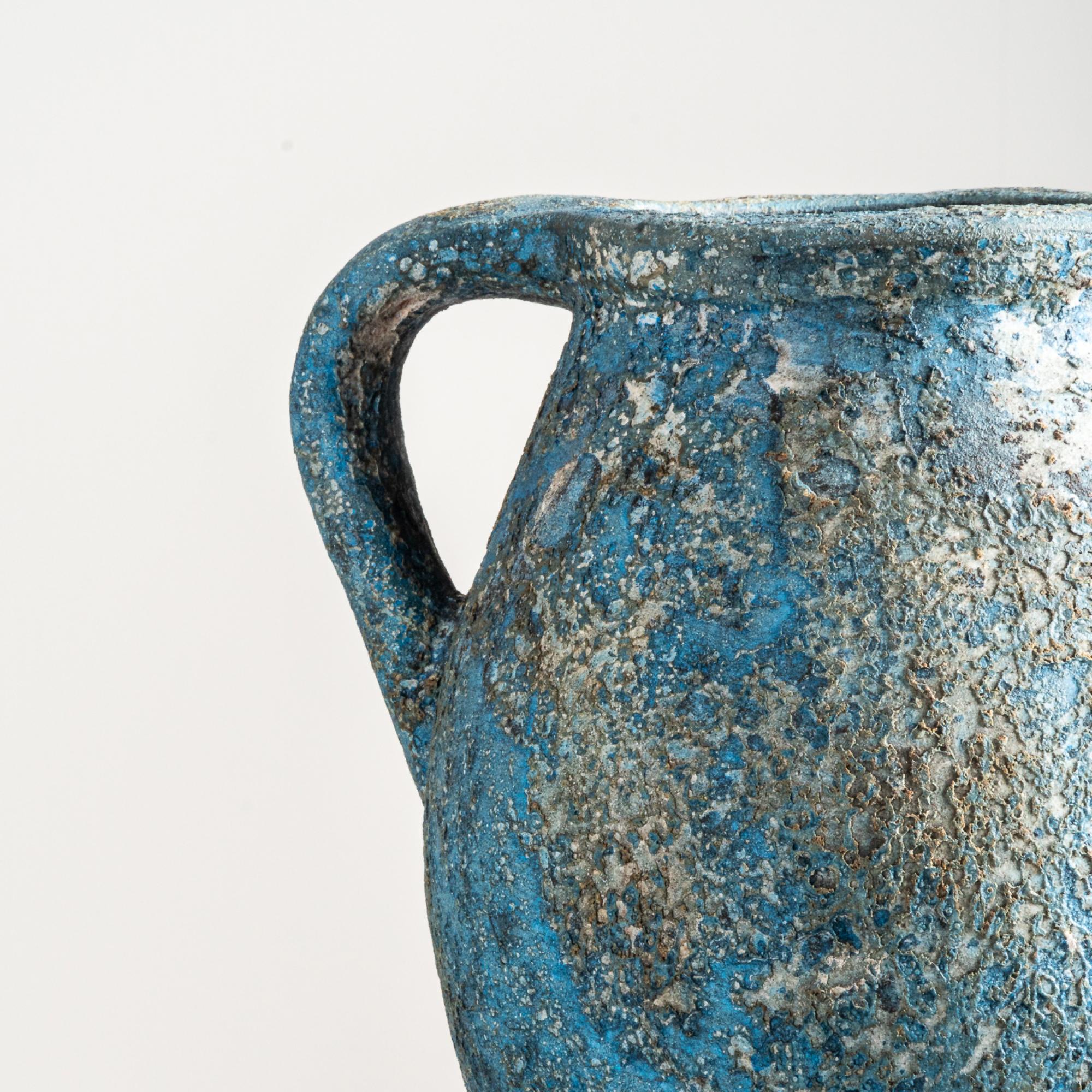 Indonesiano Vaso Ocean, Terracotta strutturata fatta a mano in blu in vendita