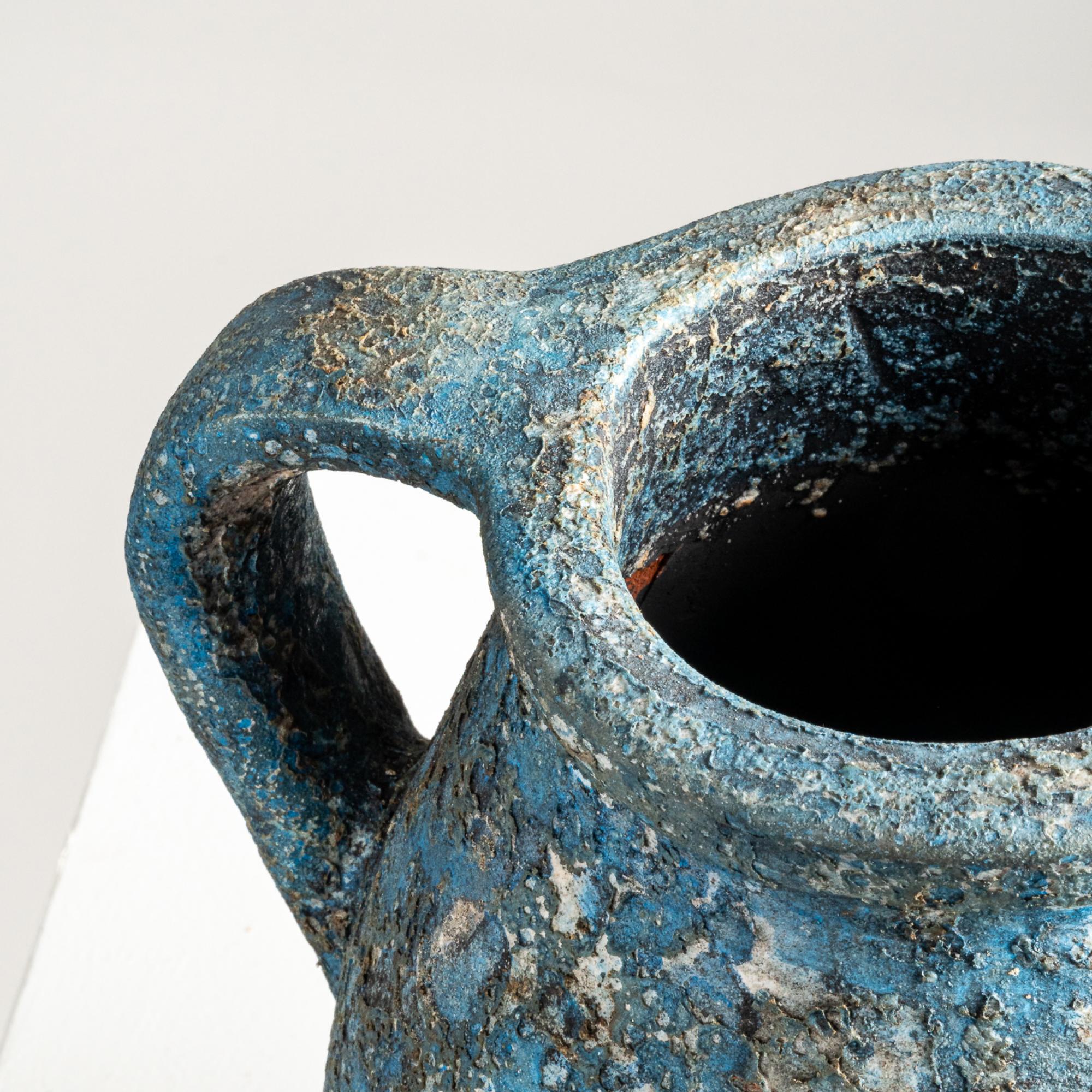 Vaso Ocean, Terracotta strutturata fatta a mano in blu In condizioni Nuovo in vendita a New York, US