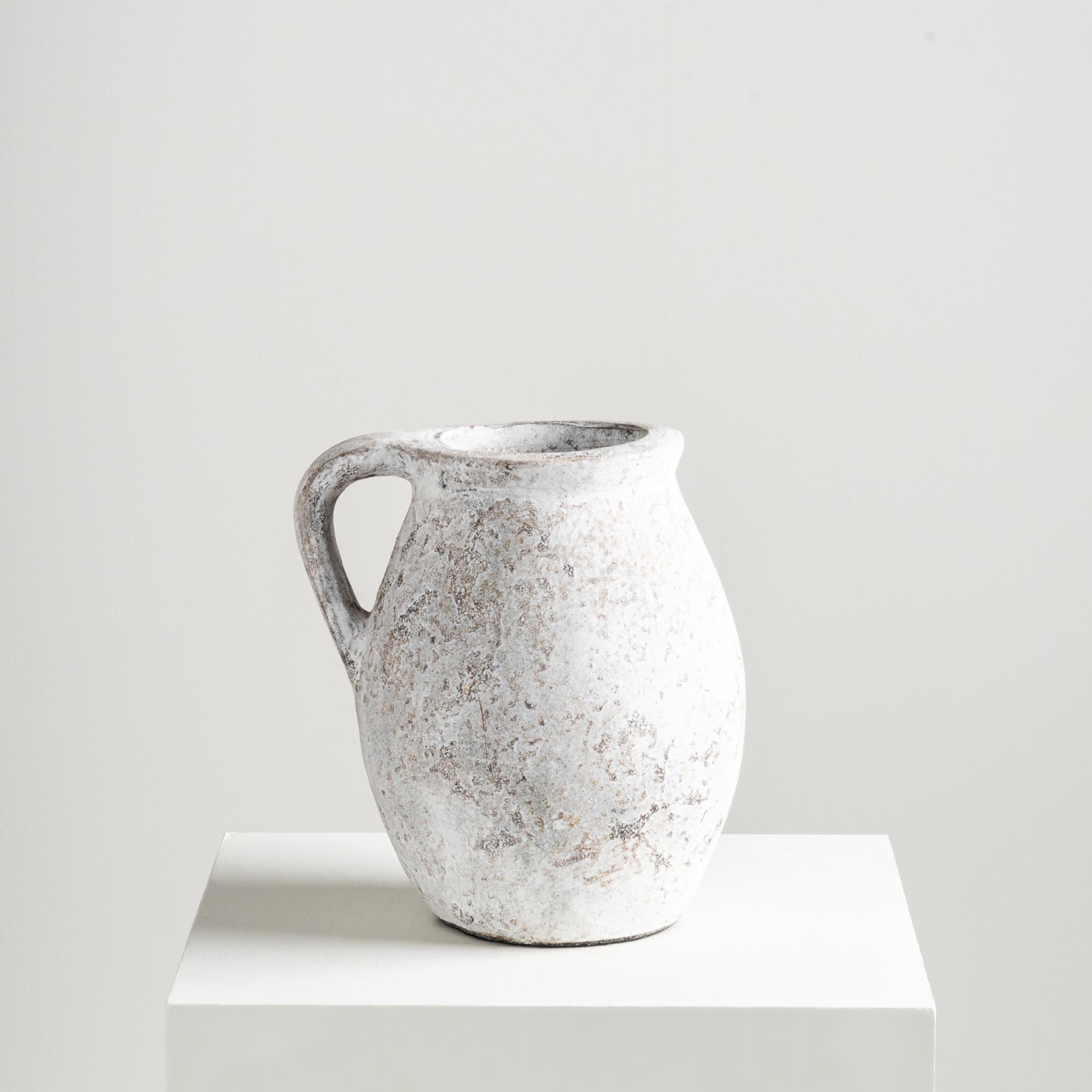 Il vaso Ocean, con una forma delicata, eleva discretamente le vignette con dettagli strutturati. Realizzato a mano in terracotta, irradia un fascino rustico, infondendo un'essenza giocosa e allo stesso tempo elegante alla sua presenza.

Grazie alla
