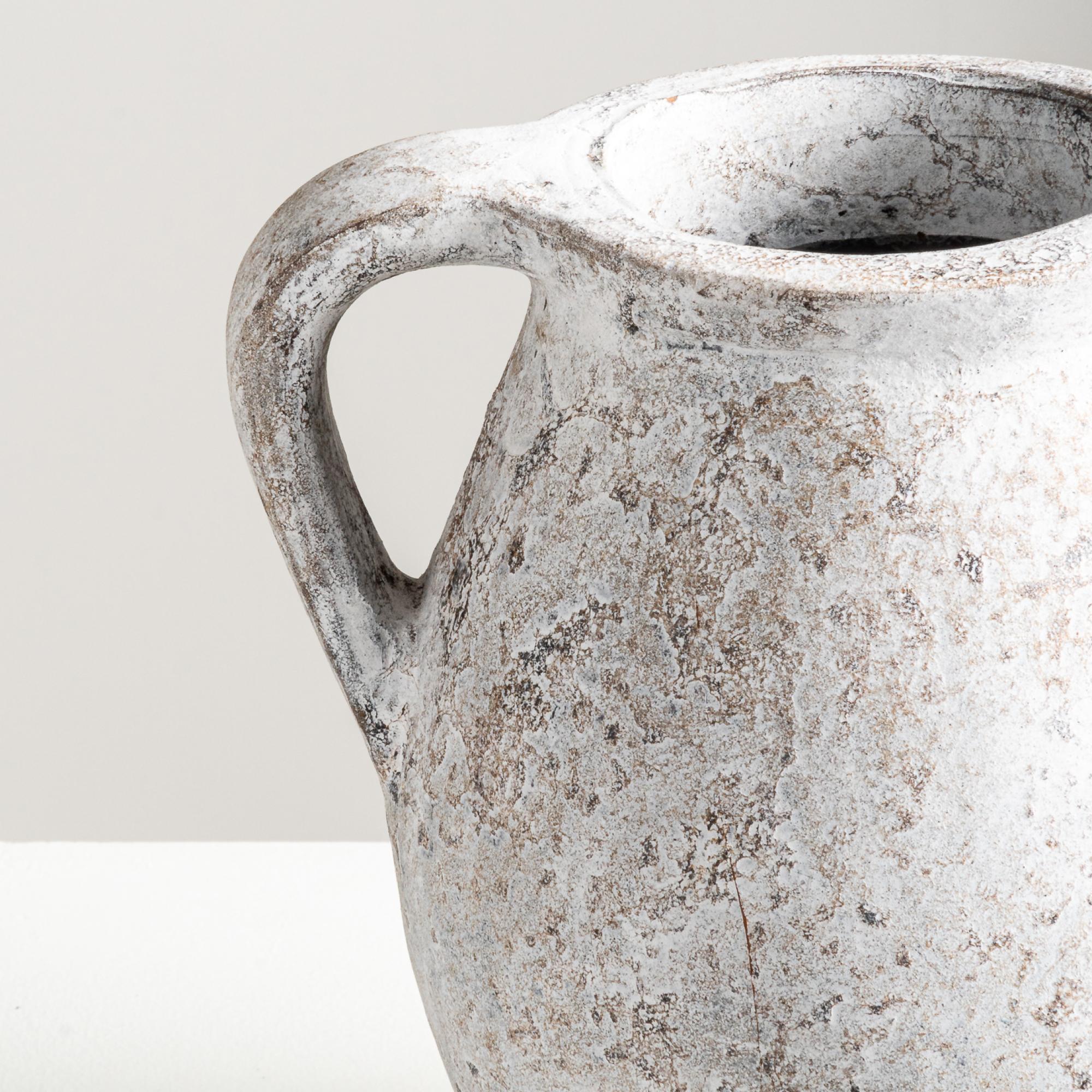 Indonesiano Vaso Ocean, Terracotta strutturata fatta a mano in bianco rustico in vendita