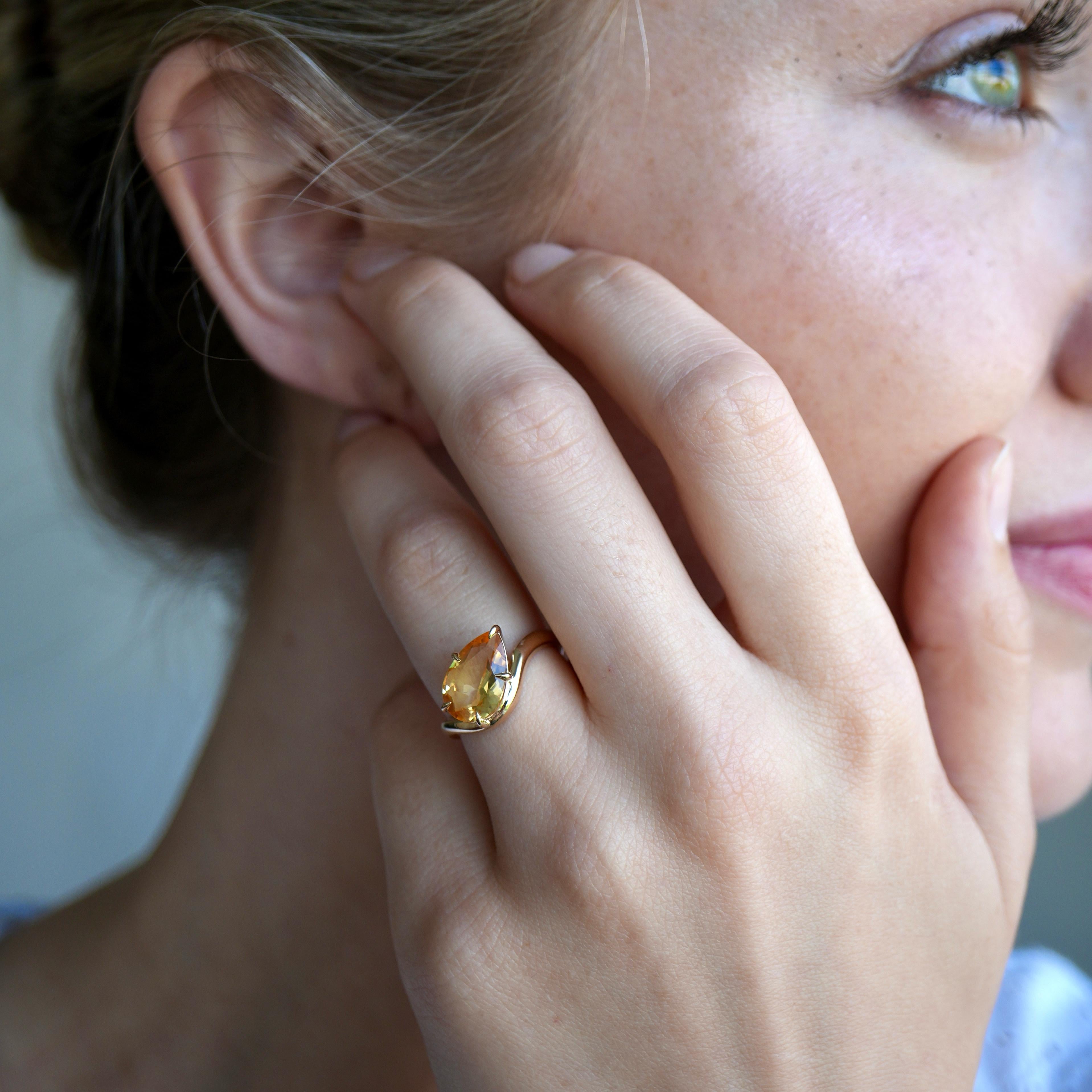 Ocean Wave Citrine East-West Ring in 14K Gold Moderno en venta