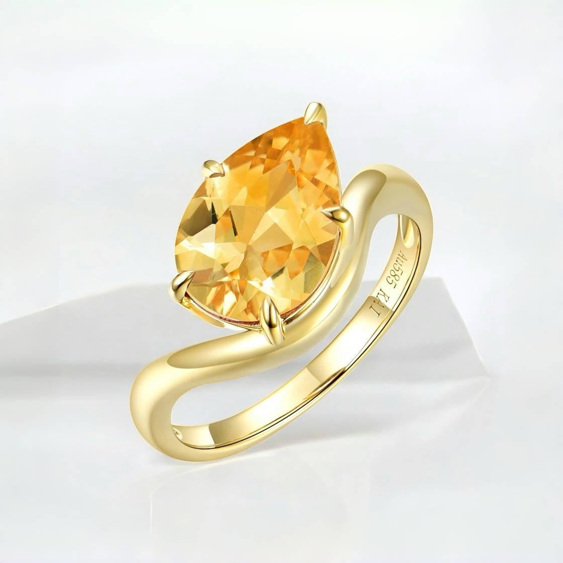 Ocean Wave Citrine East-West Ring in 14K Gold Corte pera en venta