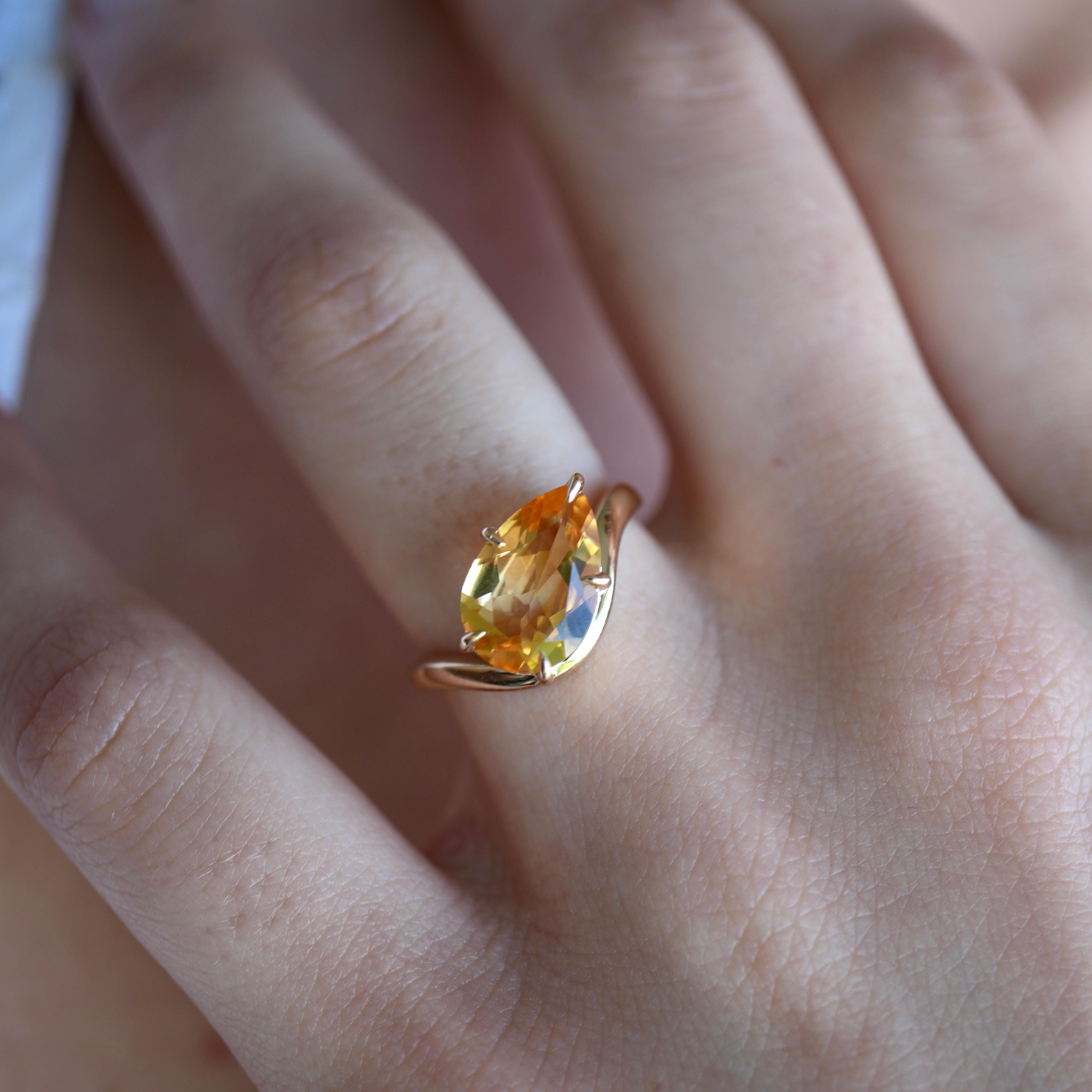 Ocean Wave Citrine East-West Ring in 14K Gold en Nuevo estado para la venta en Rowland Heights, CA