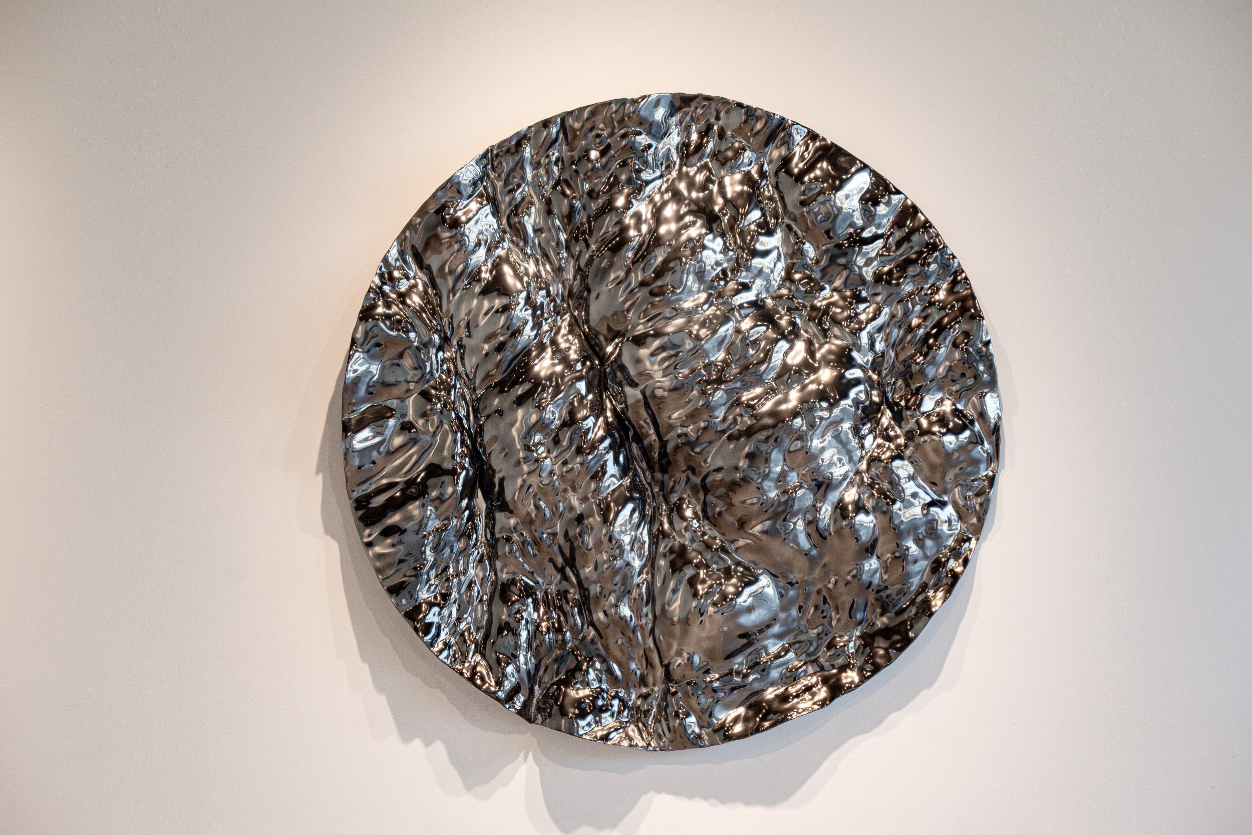 Das Oceana-Paneel aus der Oceana Collection von Katz Studio ist eine künstlerische Hommage an die rhythmischen Klänge des Meeres. Dieses an der Wand montierte Tableau fängt die Essenz der konvergierenden Frequenzen des Ozeans ein, seine Oberfläche