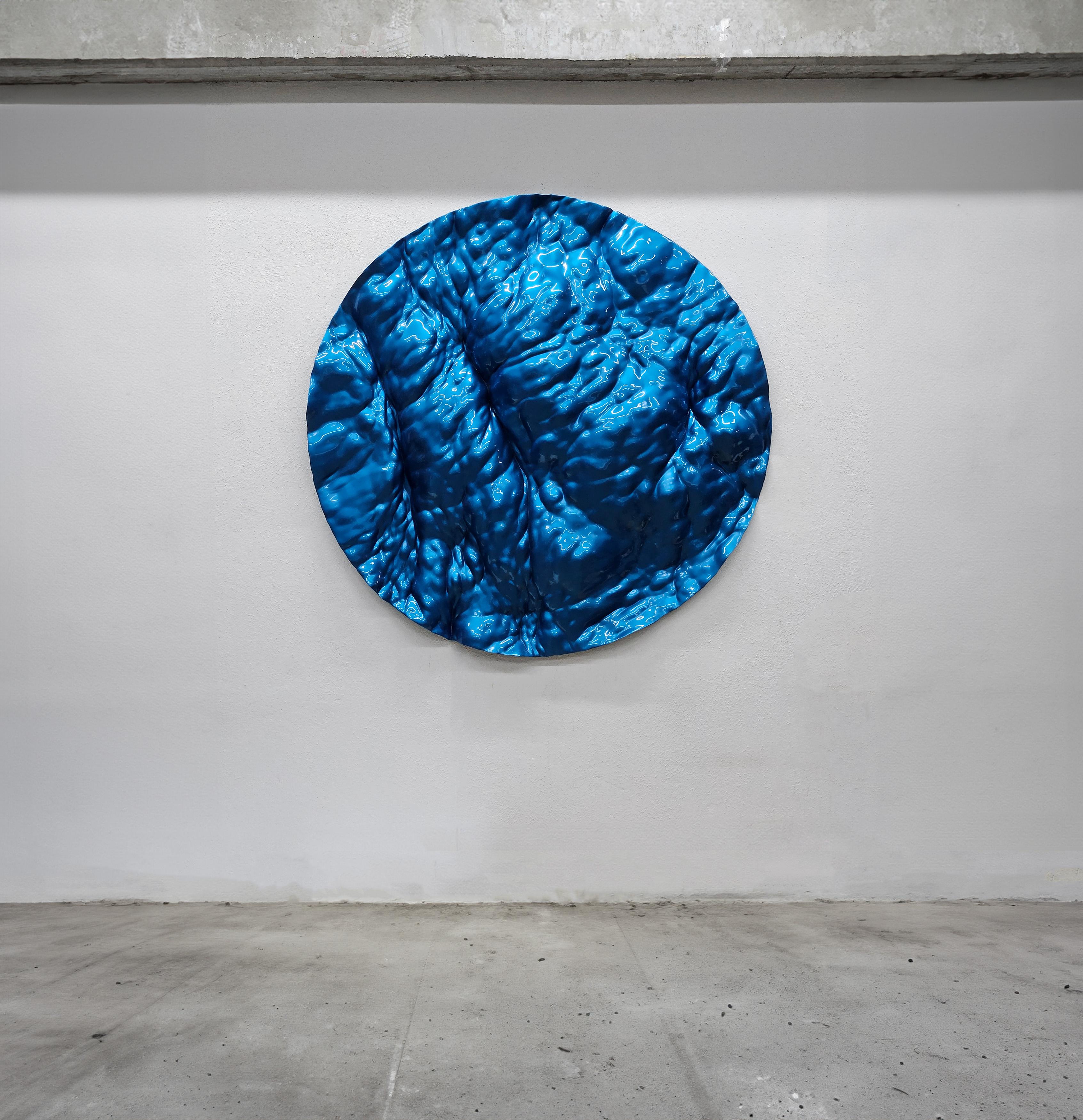 El Panel Oceana de la Colección Oceana de Katz Studio es un homenaje artístico a las cadencias rítmicas del mar. Este retablo mural capta la esencia de las frecuencias oceánicas convergentes, y su superficie es una sinfonía de crestas y depresiones