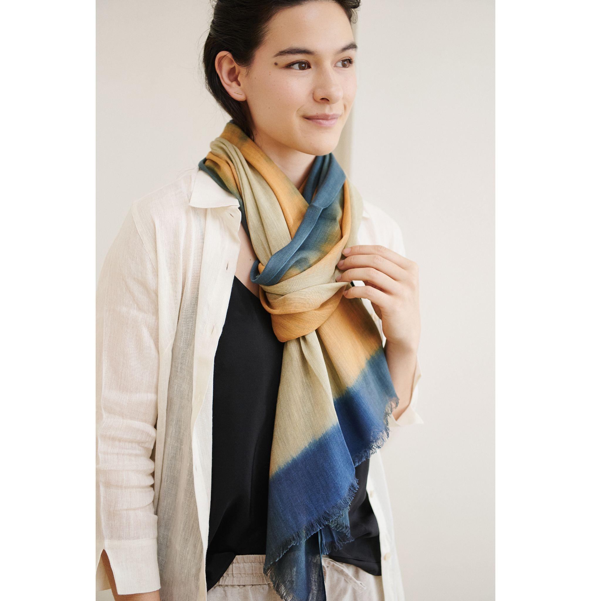 Dieser klassische Schal liegt weich in der Hand und wurde von Hand mit einem Ombre-Effekt gefärbt, um ihm einen beruhigenden Look zu verleihen, der ihn auch zu einem Unisex-Stück macht. Dieser Schal kann das ganze Jahr über getragen werden, er
