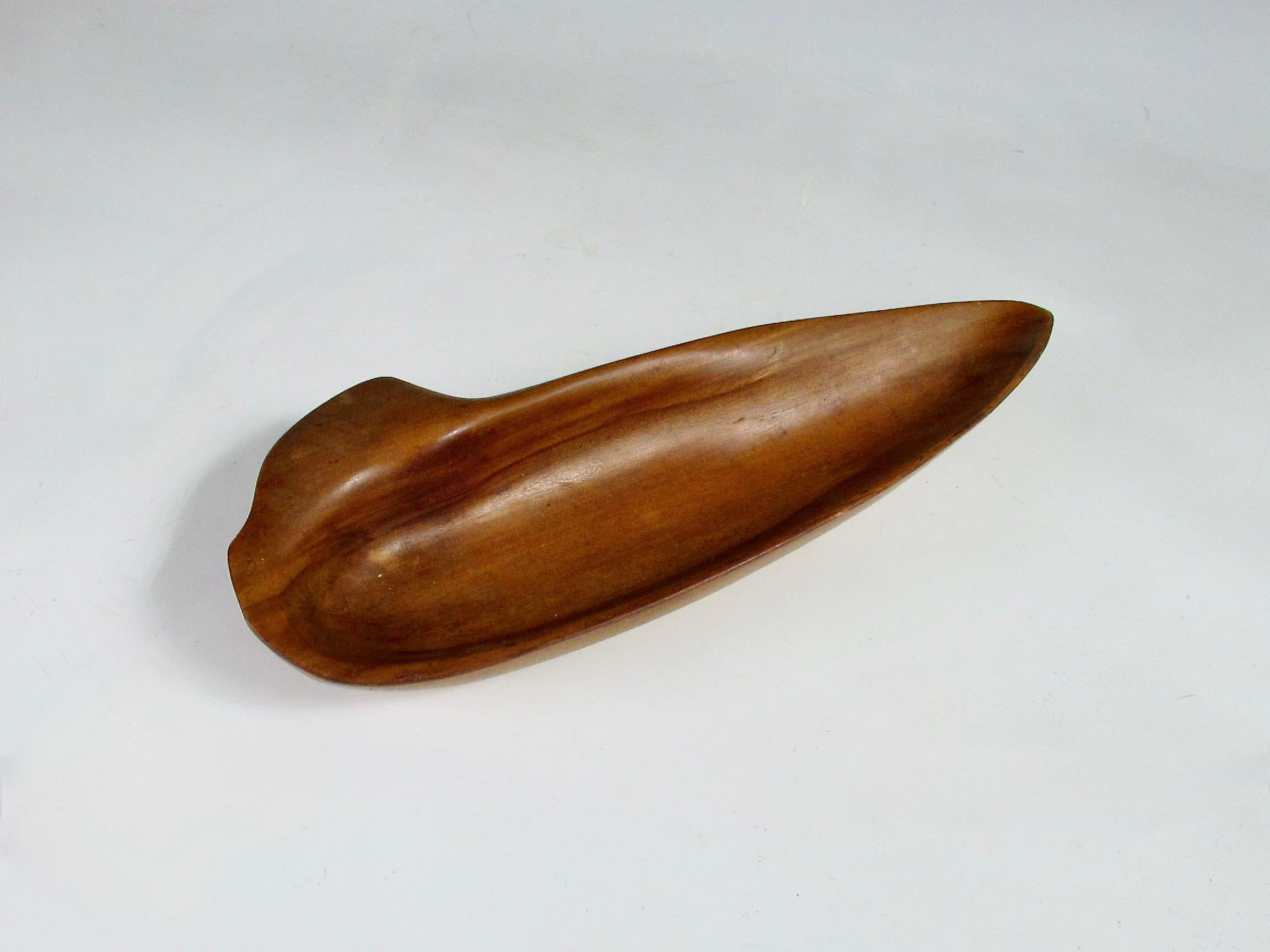 Eine lange, seltene, handgeschnitzte Holzschale mit eingezogenem Rand, aus der Serie 