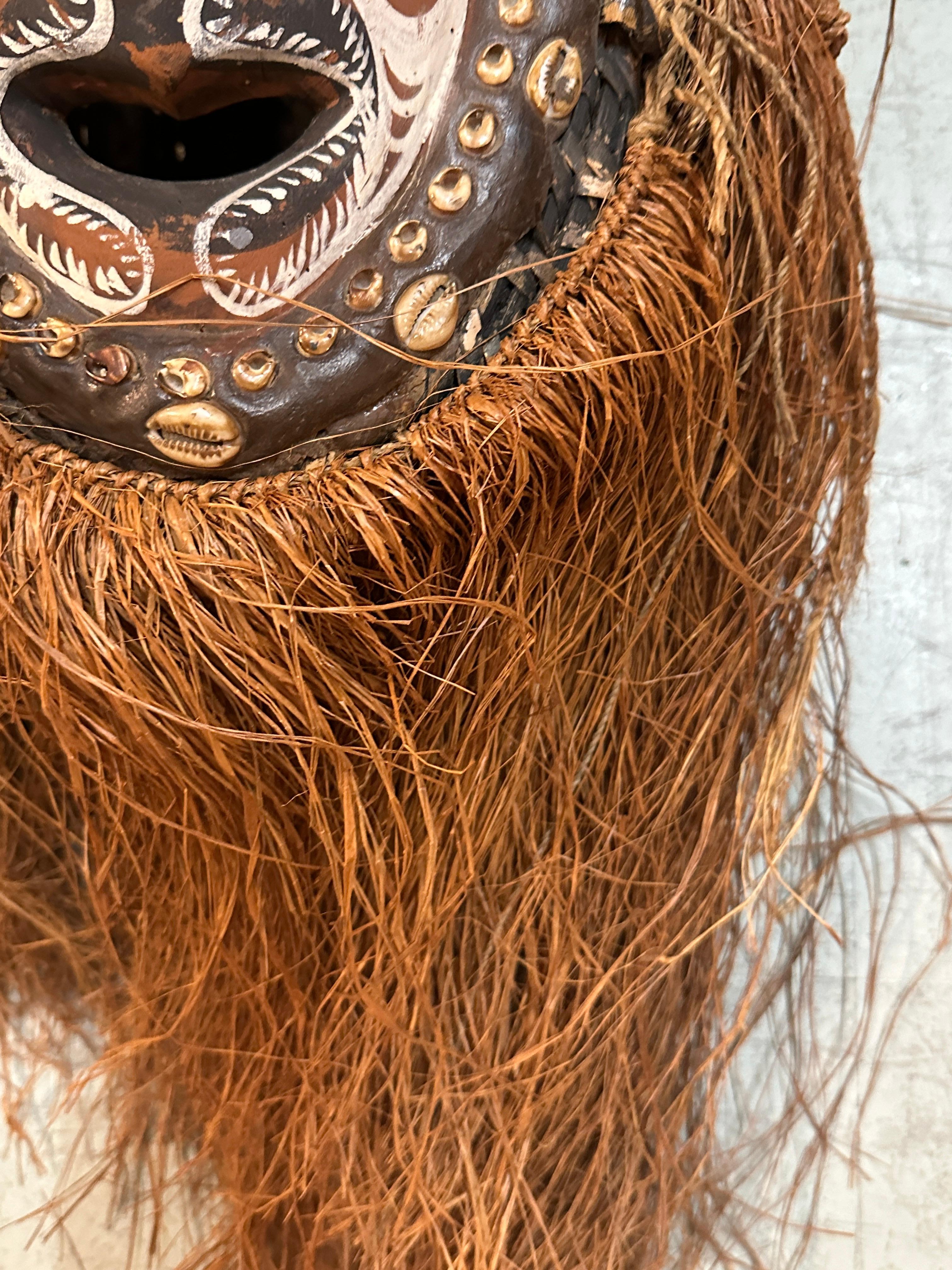 Primitif Masque océanique en bambou avec de longs cheveux de Nouvelle-Guinée en vente