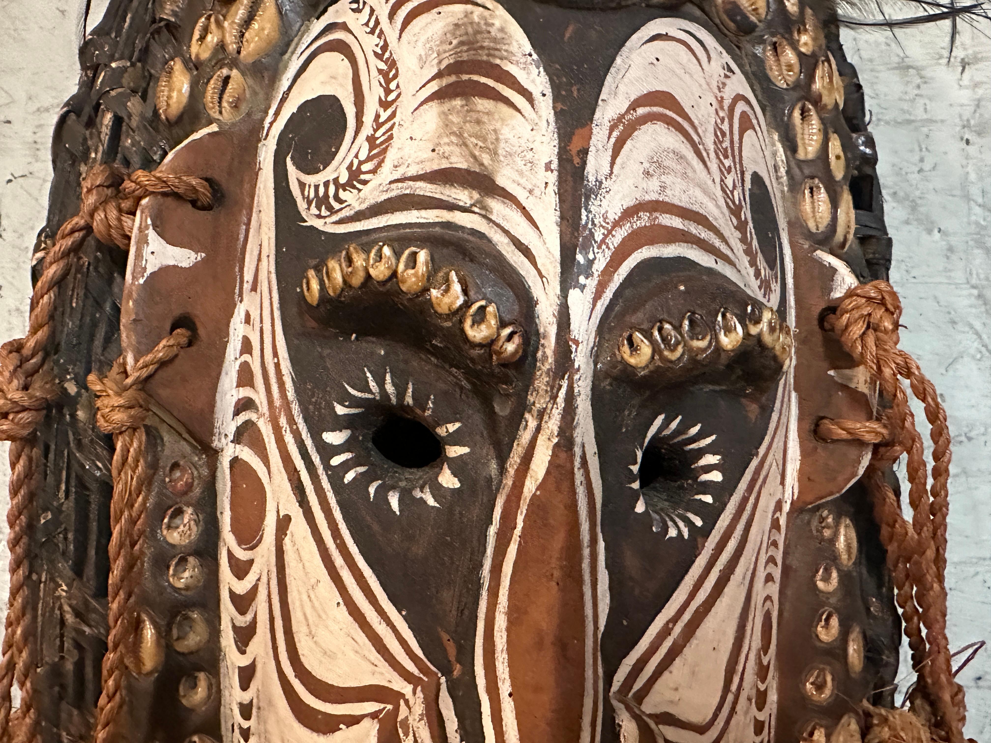 Papouan-néo-guinéen Masque océanique en bambou avec de longs cheveux de Nouvelle-Guinée en vente