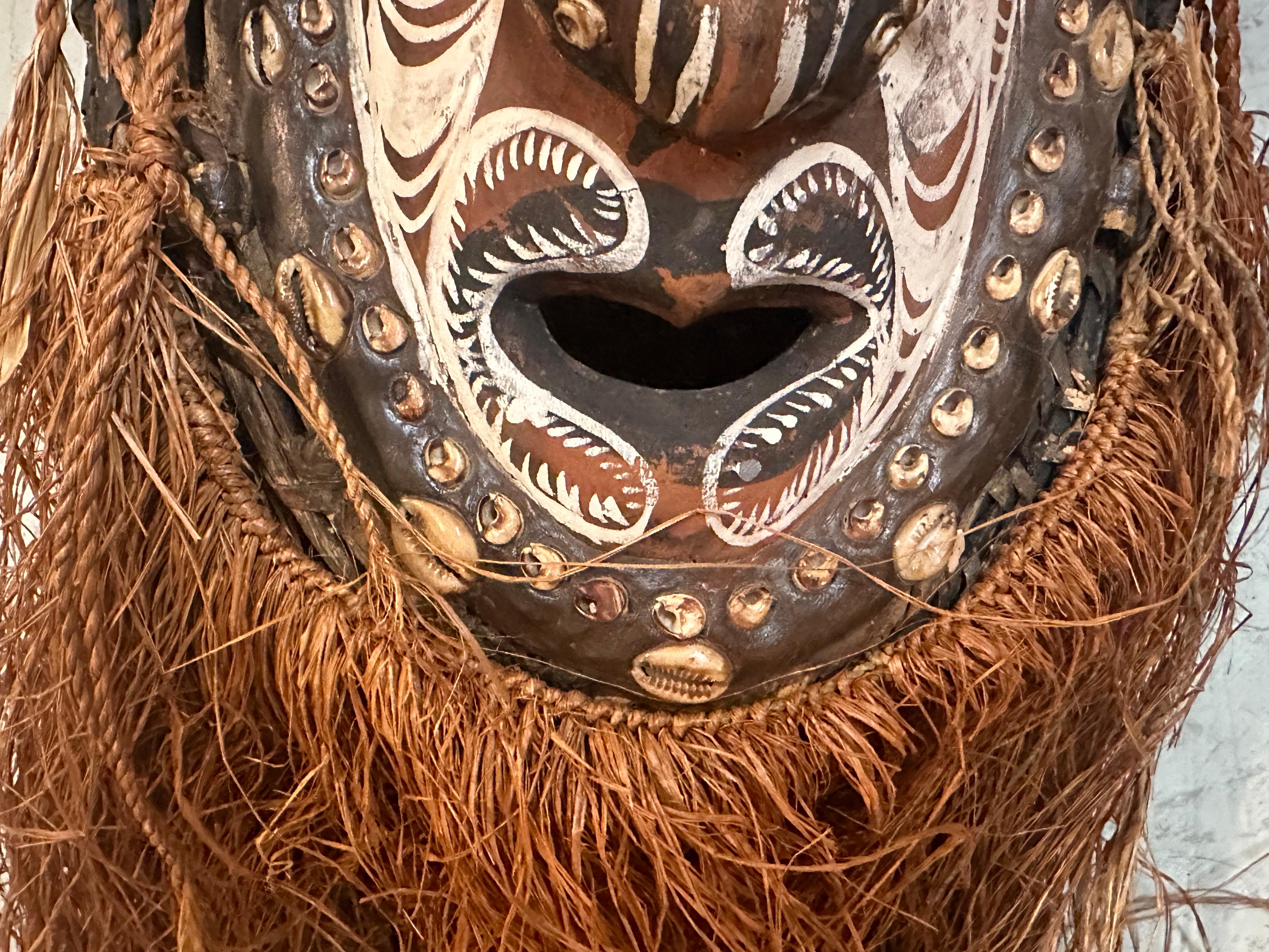 Masque océanique en bambou avec de longs cheveux de Nouvelle-Guinée Bon état - En vente à Pasadena, CA