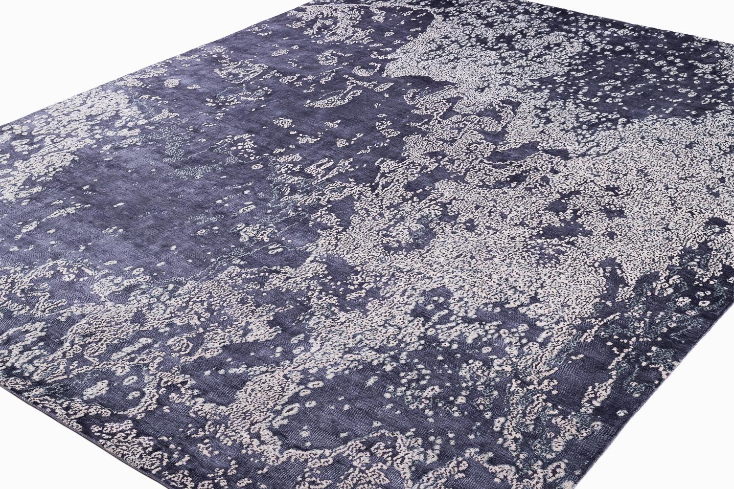 L'Aquarium est un pilier des collections de Joseph Carini et l'un de ses modèles les plus recherchés. Tapis luxueux et sophistiqué, ce modèle s'adapte à de nombreux styles et goûts. Ce rendu riche et profond de l'indigo violet est là pour rester. Ce