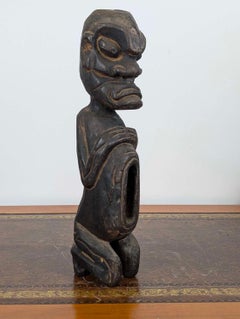 Scultura di antenato oceanico con corpo incavato, stile Māori, Isole del Pacifico
