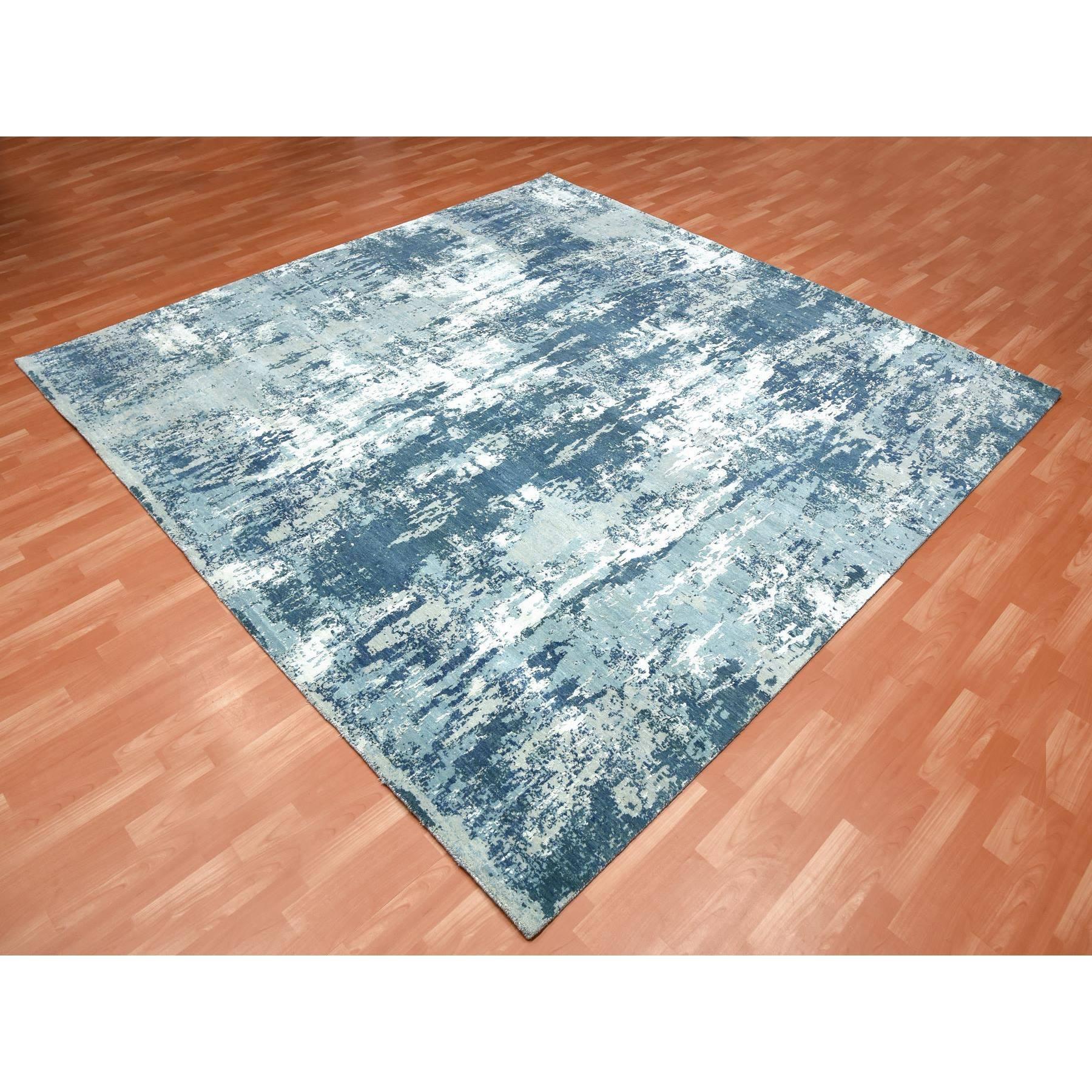 Handgeknüpfter quadratischer orientalischer Teppich aus reiner Seide und Wolle in ozeanischem Blau mit abstraktem Design (Moderne) im Angebot