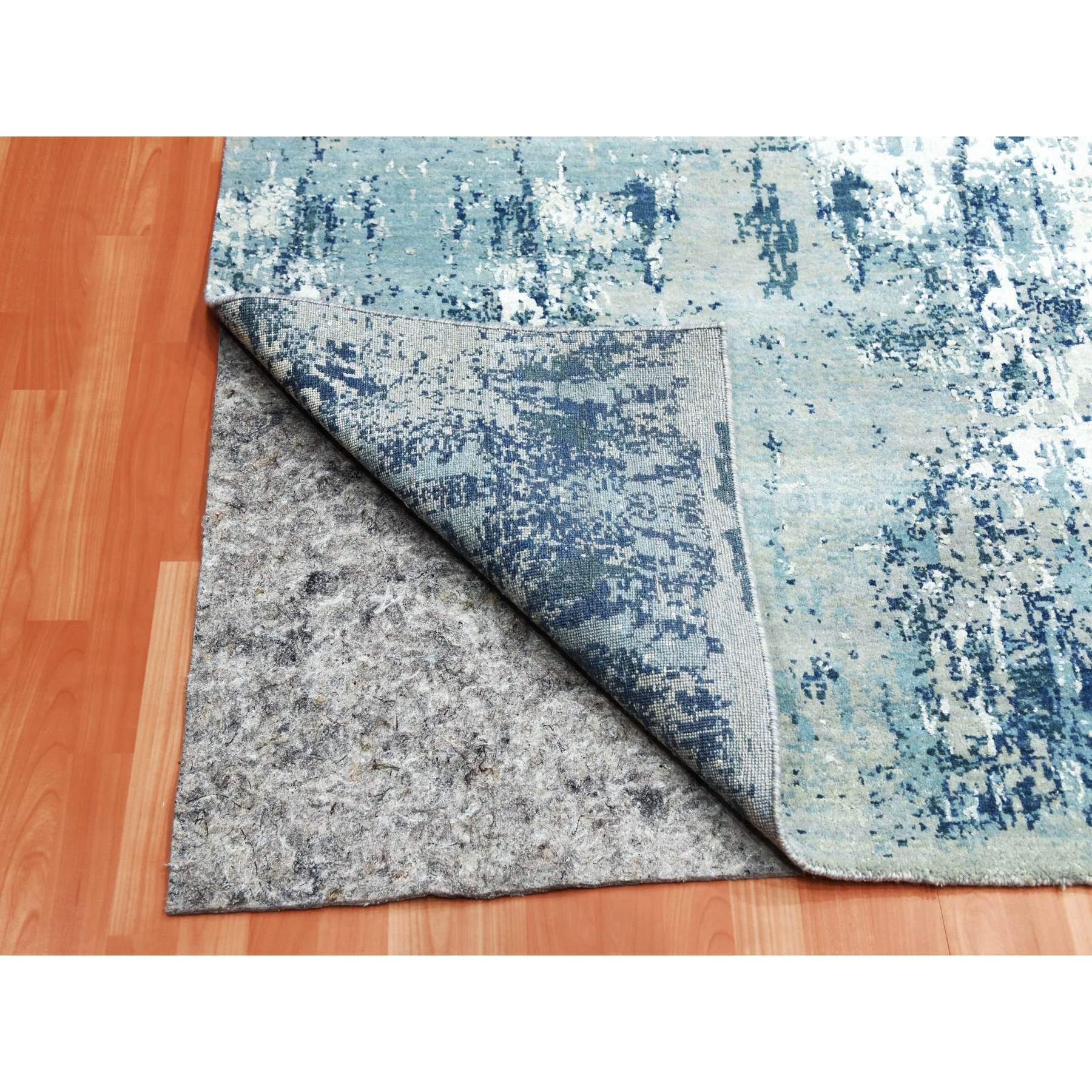 Handgeknüpfter quadratischer orientalischer Teppich aus reiner Seide und Wolle in ozeanischem Blau mit abstraktem Design (Indisch) im Angebot