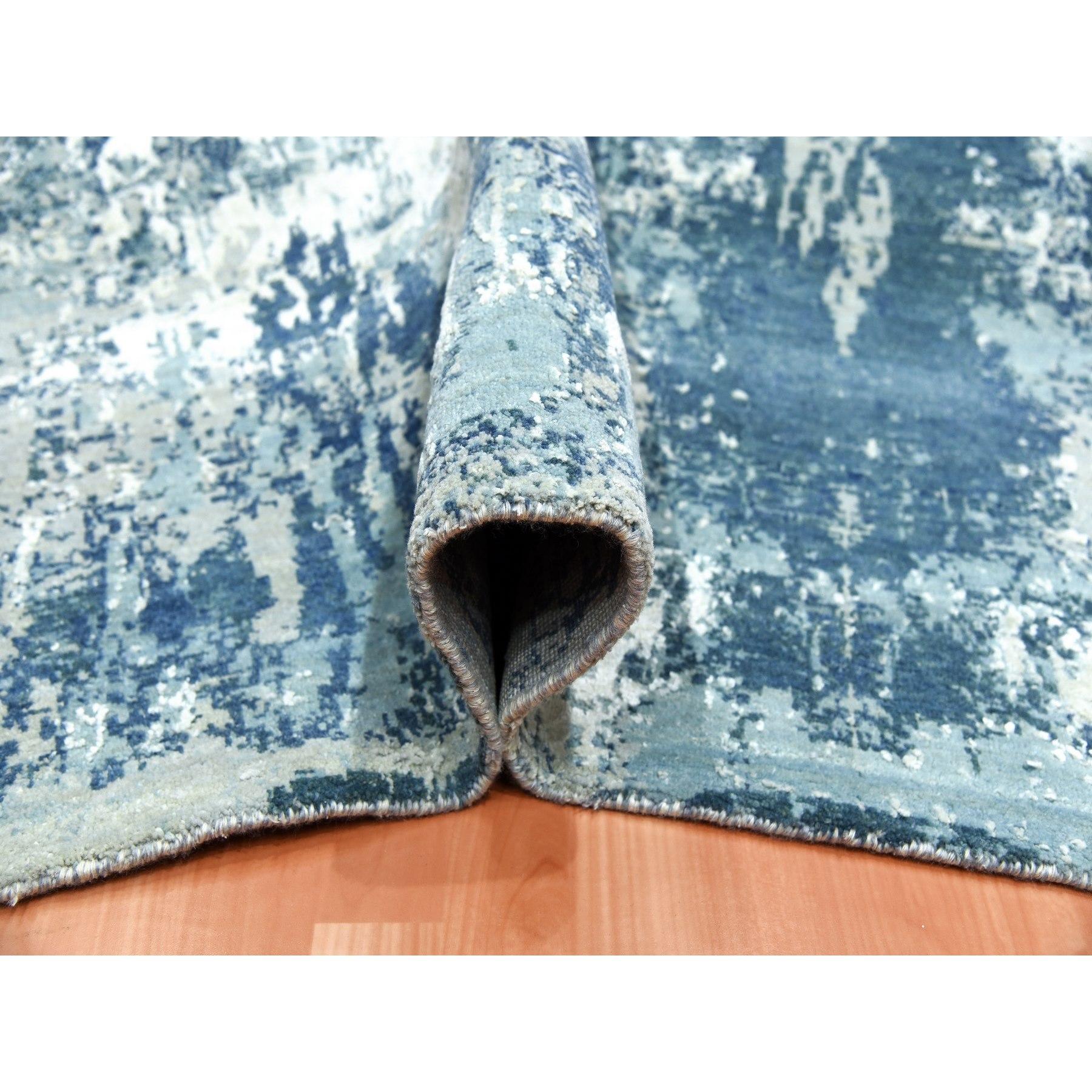 Handgeknüpfter quadratischer orientalischer Teppich aus reiner Seide und Wolle in ozeanischem Blau mit abstraktem Design im Zustand „Neu“ im Angebot in Carlstadt, NJ