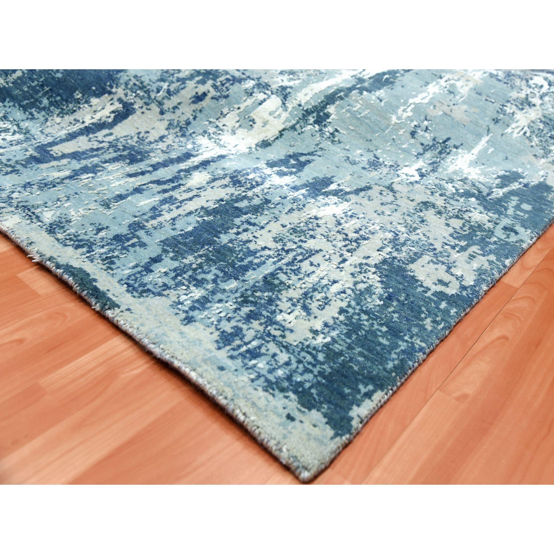 Handgeknüpfter quadratischer orientalischer Teppich aus reiner Seide und Wolle in ozeanischem Blau mit abstraktem Design (21. Jahrhundert und zeitgenössisch) im Angebot
